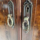 Superbe armoire anglaise Art Déco en loupe de noyer signée Waring & Gillow – vers 1900-1932