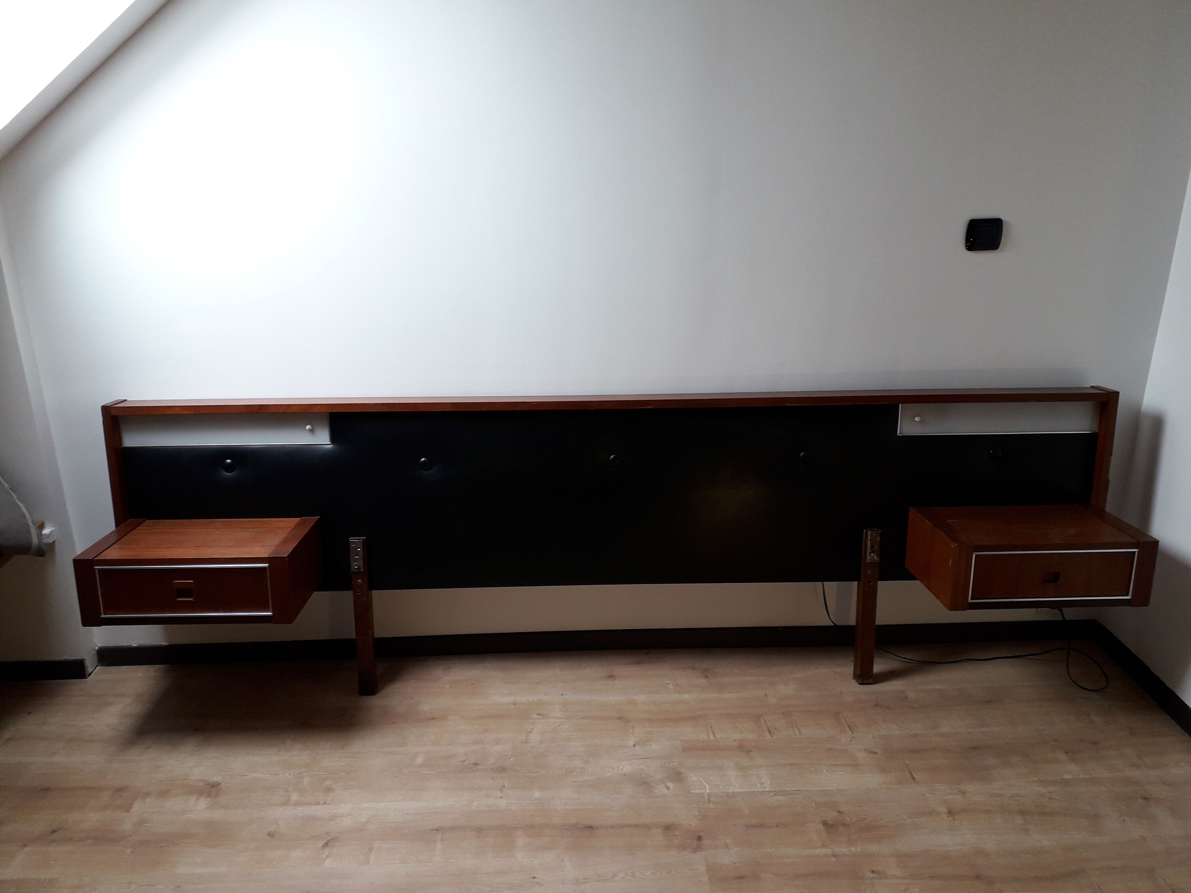 Bedhead with built-in appliques