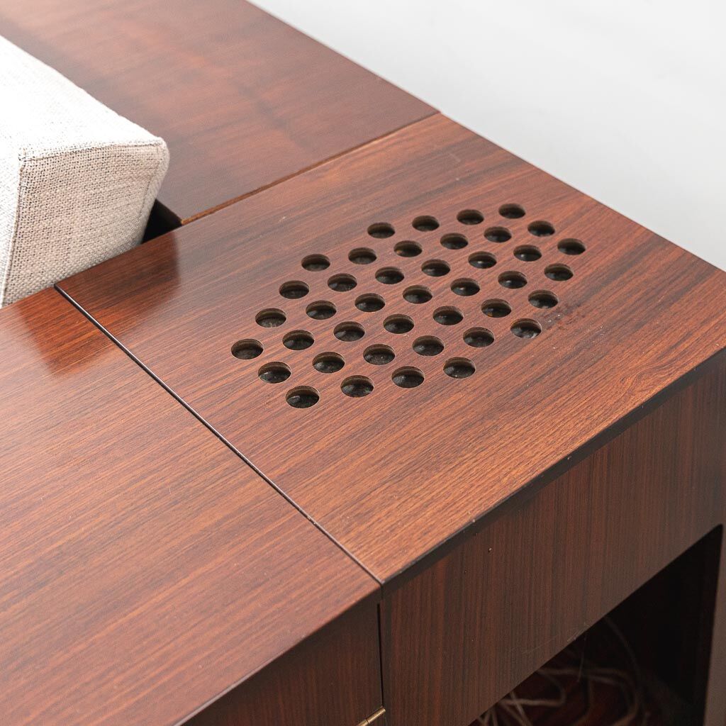 Canapé d'angle vintage avec compartiments de rangement et radio intégrée – design italien des années 1970