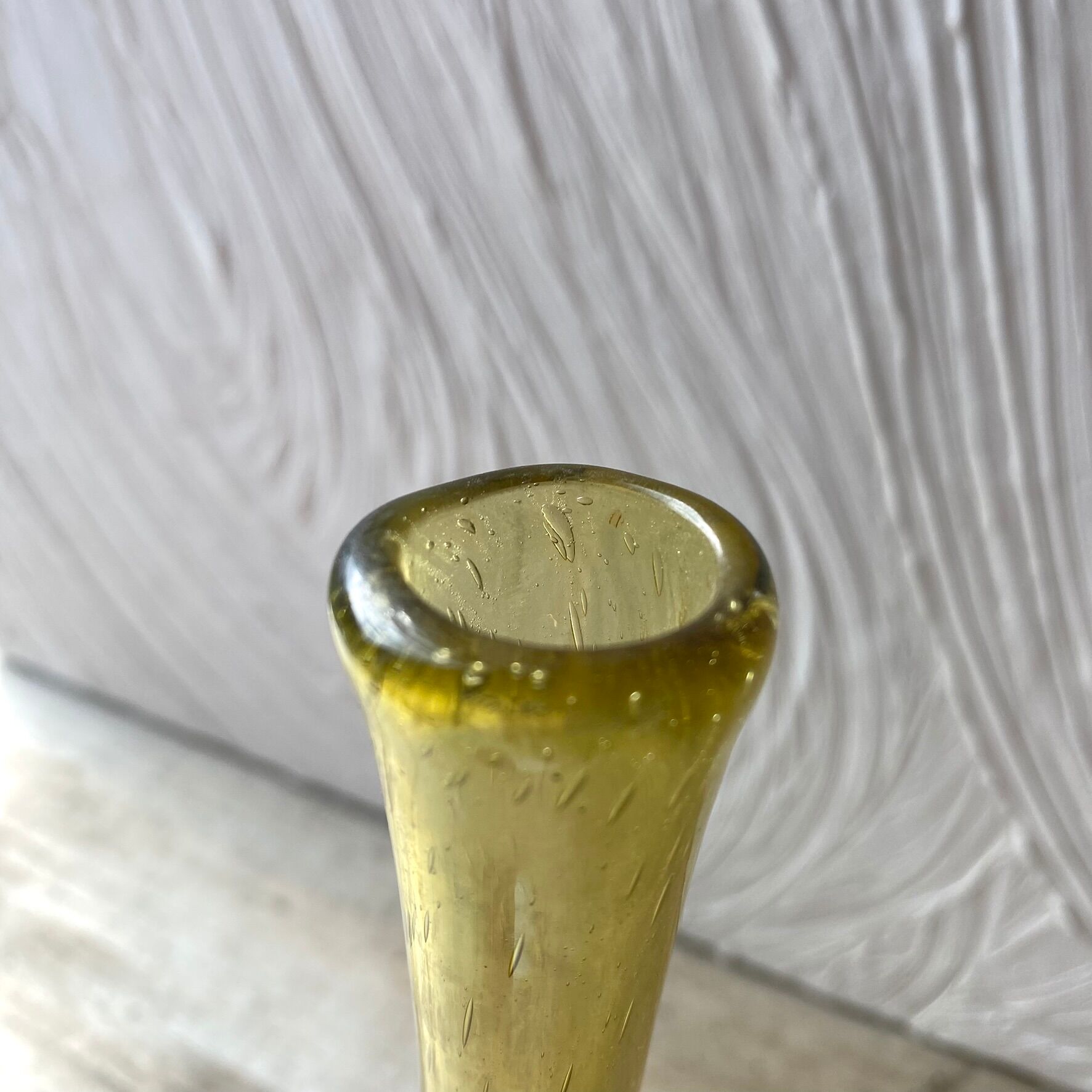 Bubble-blown glass solo flower vase