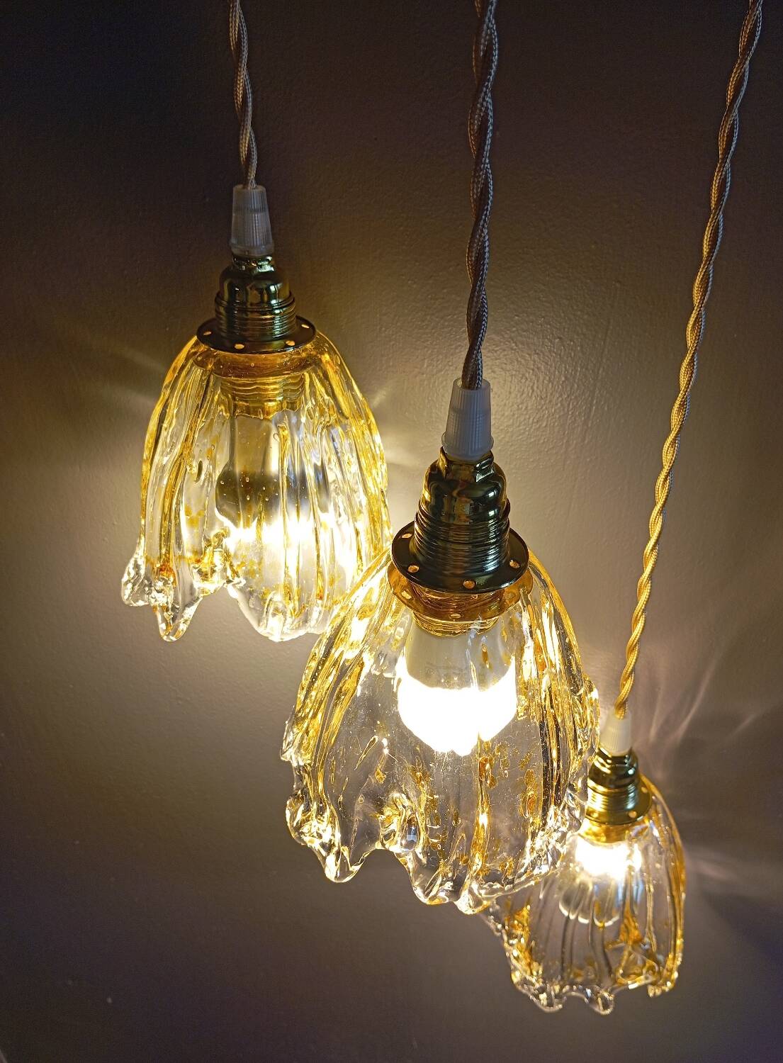 Lustre 3 suspensions verre drappé miel Murano, 1979/80