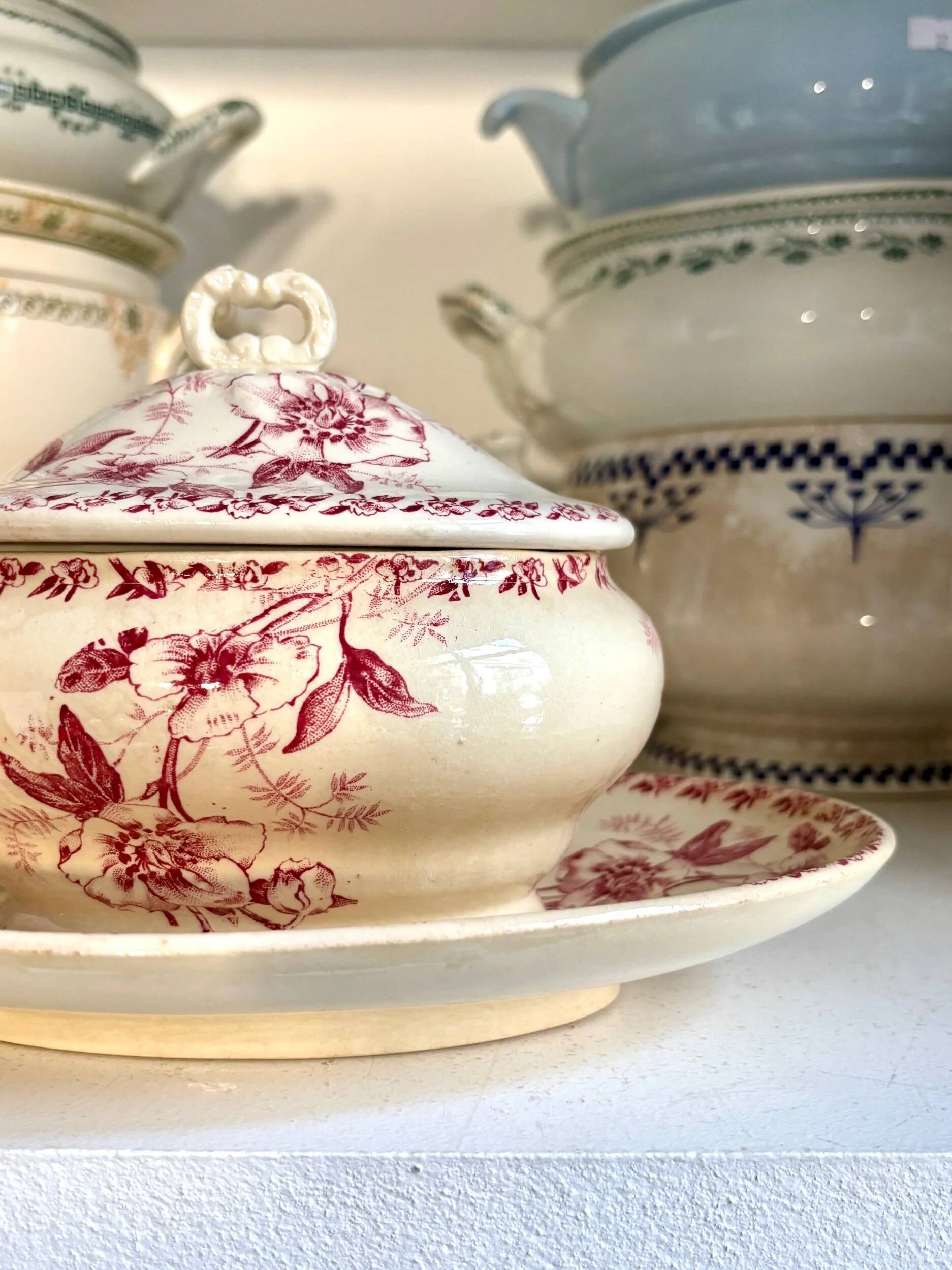 Sauceboat with lid Gien in pink ironstone, "Christmas Roses" service.