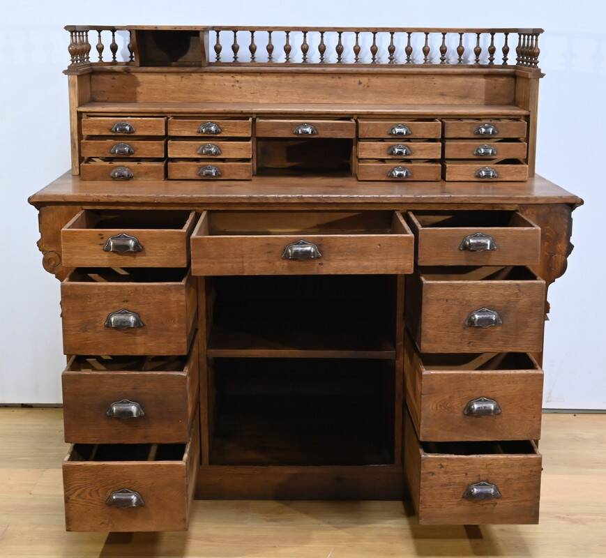 Oak apothecary counter – 1920
