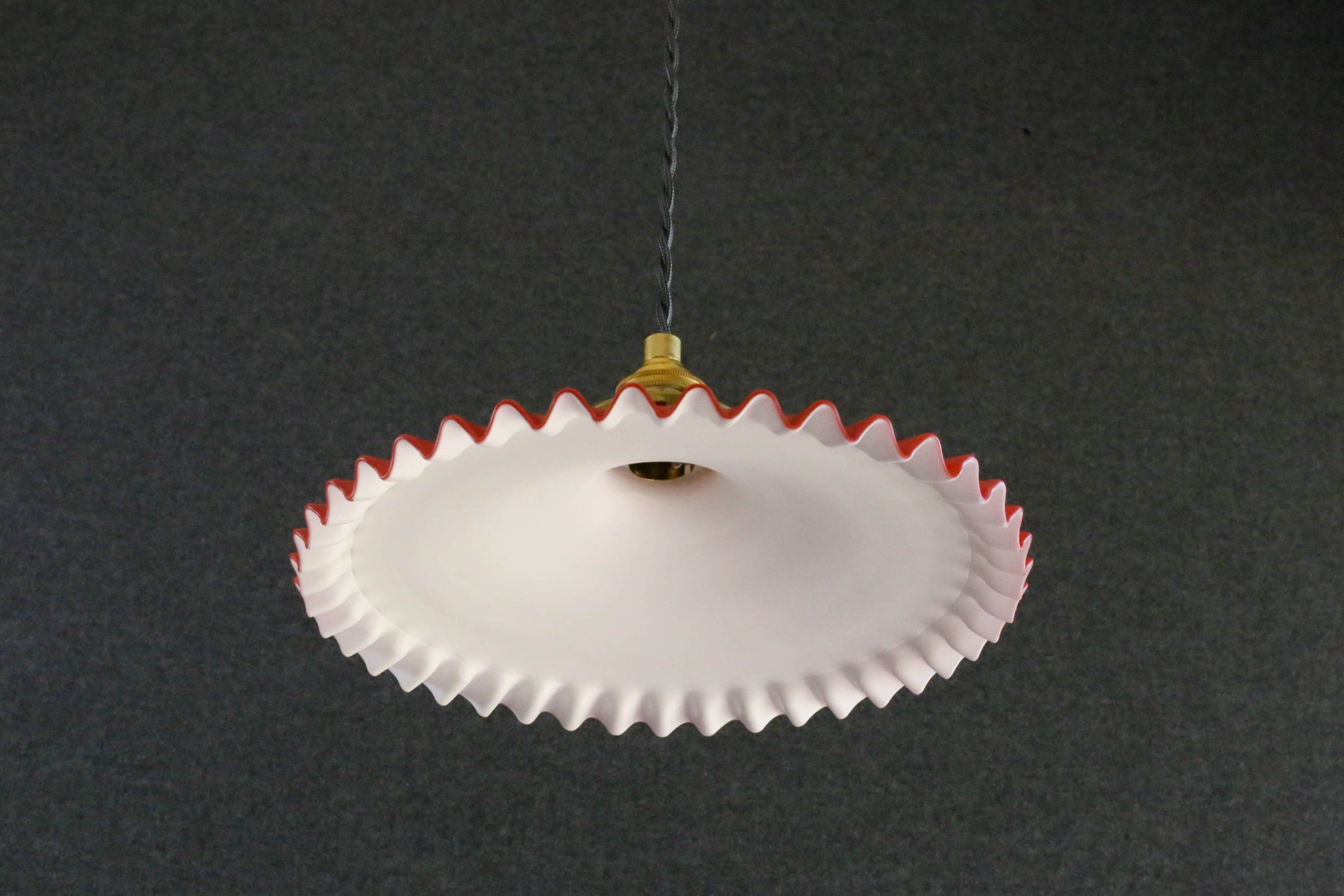 Suspension en verre ancien peint rouge  et blanc. douille et cable neuf