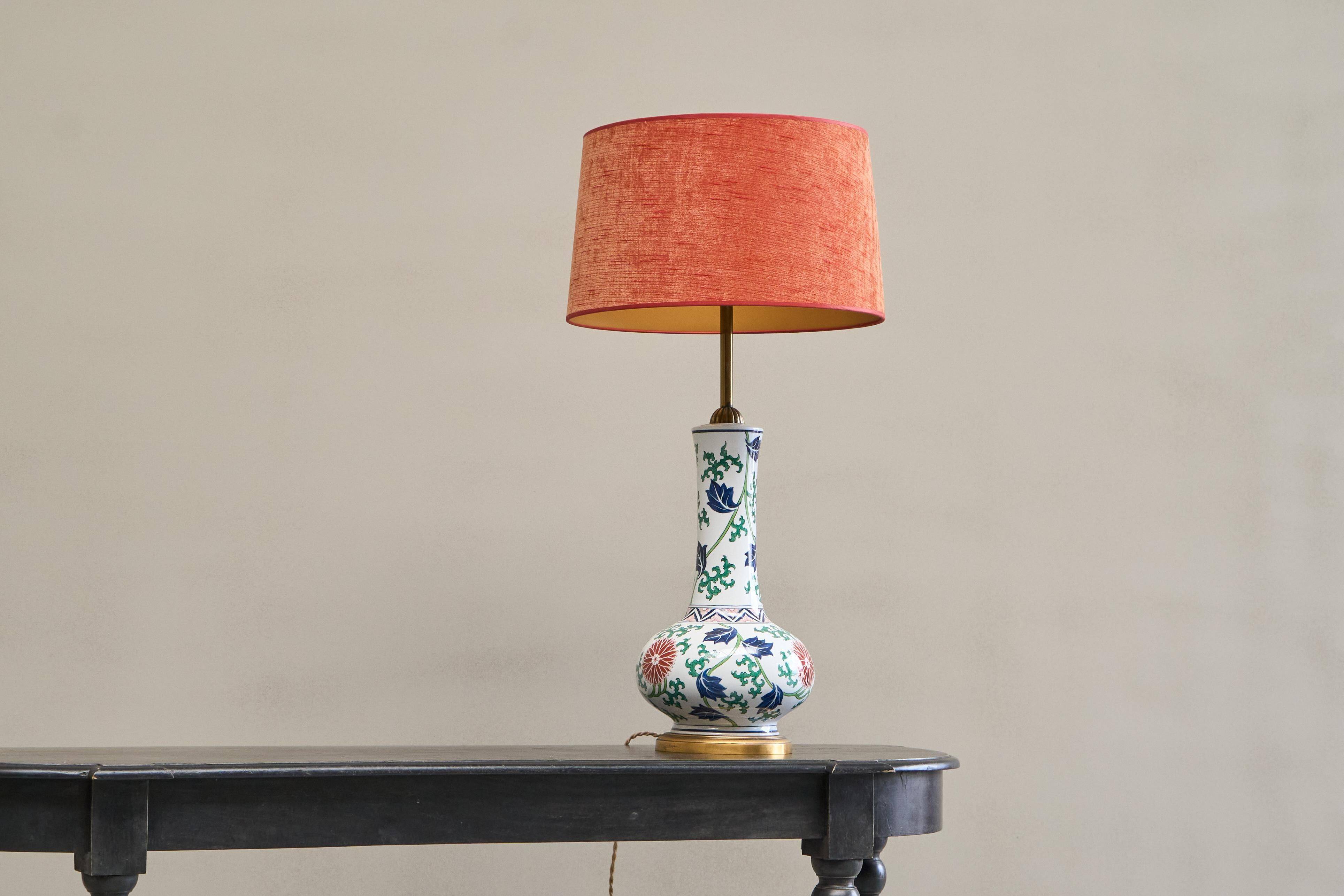 Lampe de table chinoiserie française en porcelaine et laiton, années 1940