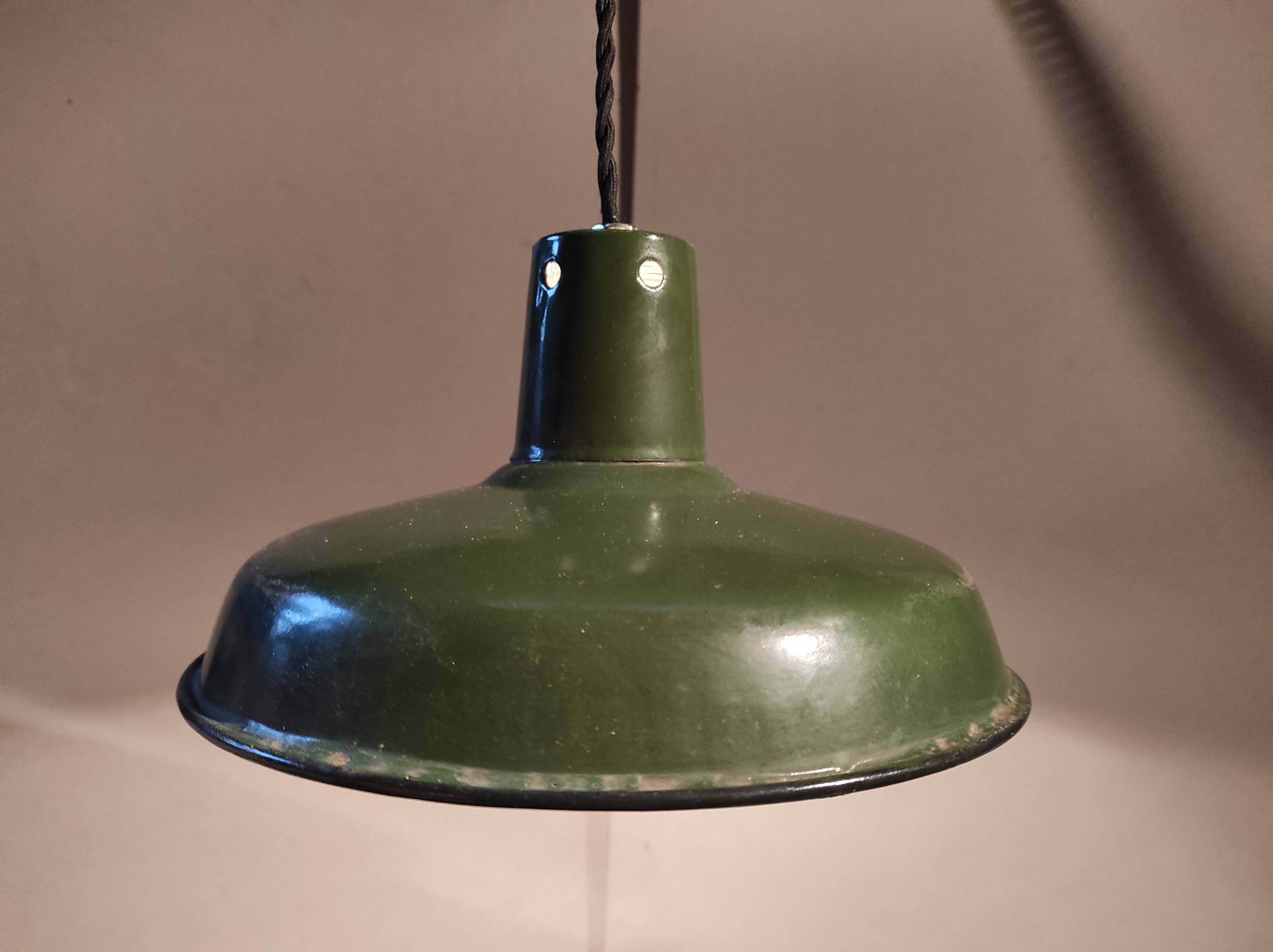 Suspension sheet enamelled green and white