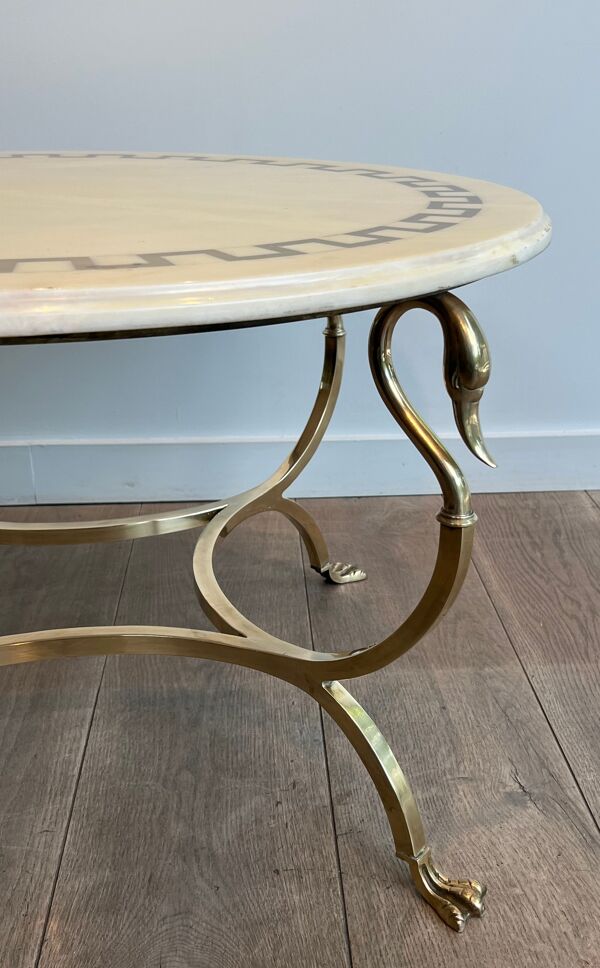 Table basse ronde Maison Jansen de style néoclassique en laiton à cols et pattes de cygnes et plateau de marbre incrusté de laiton