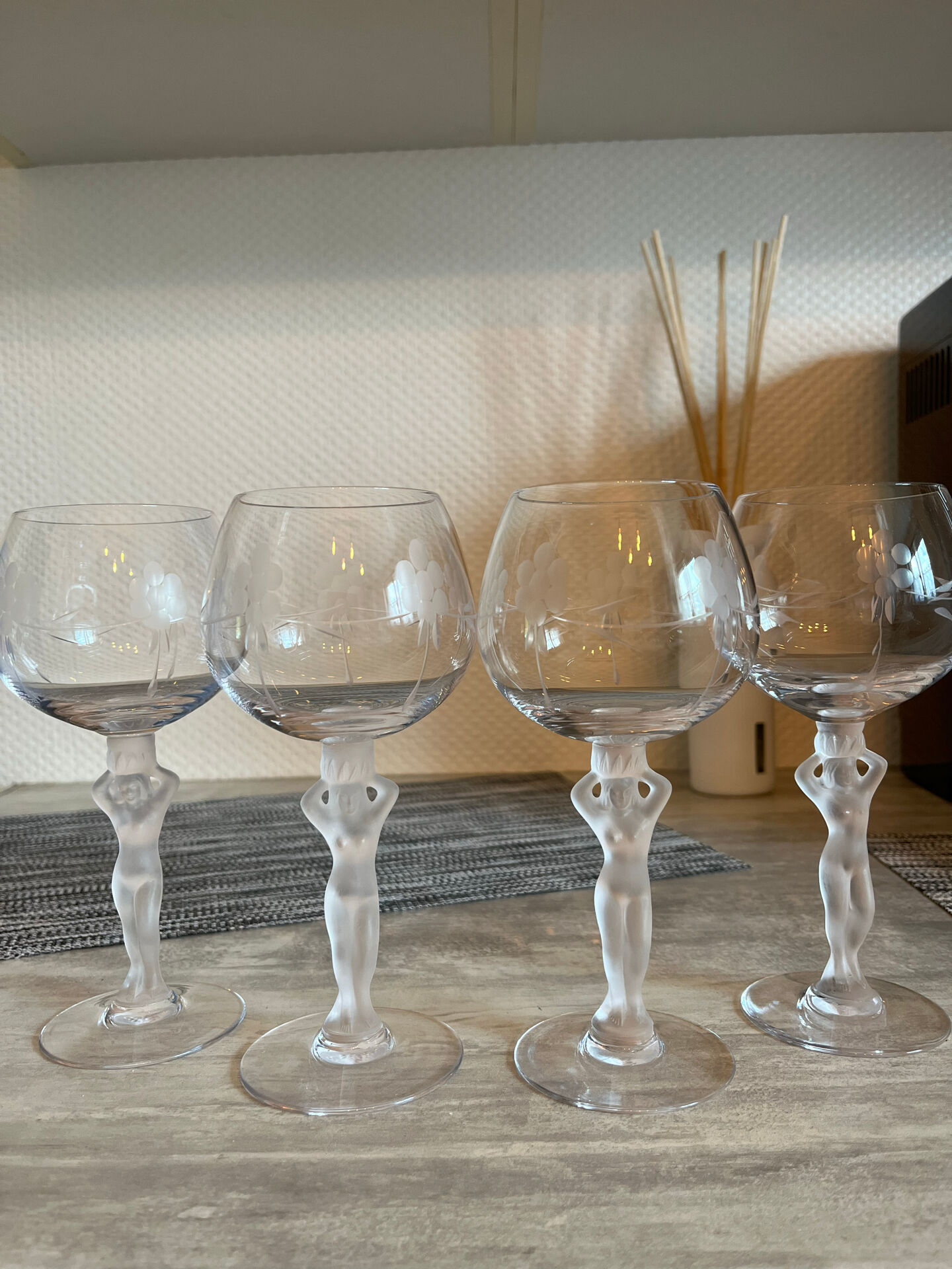 Service de 12 verres à pied sculptural féminin