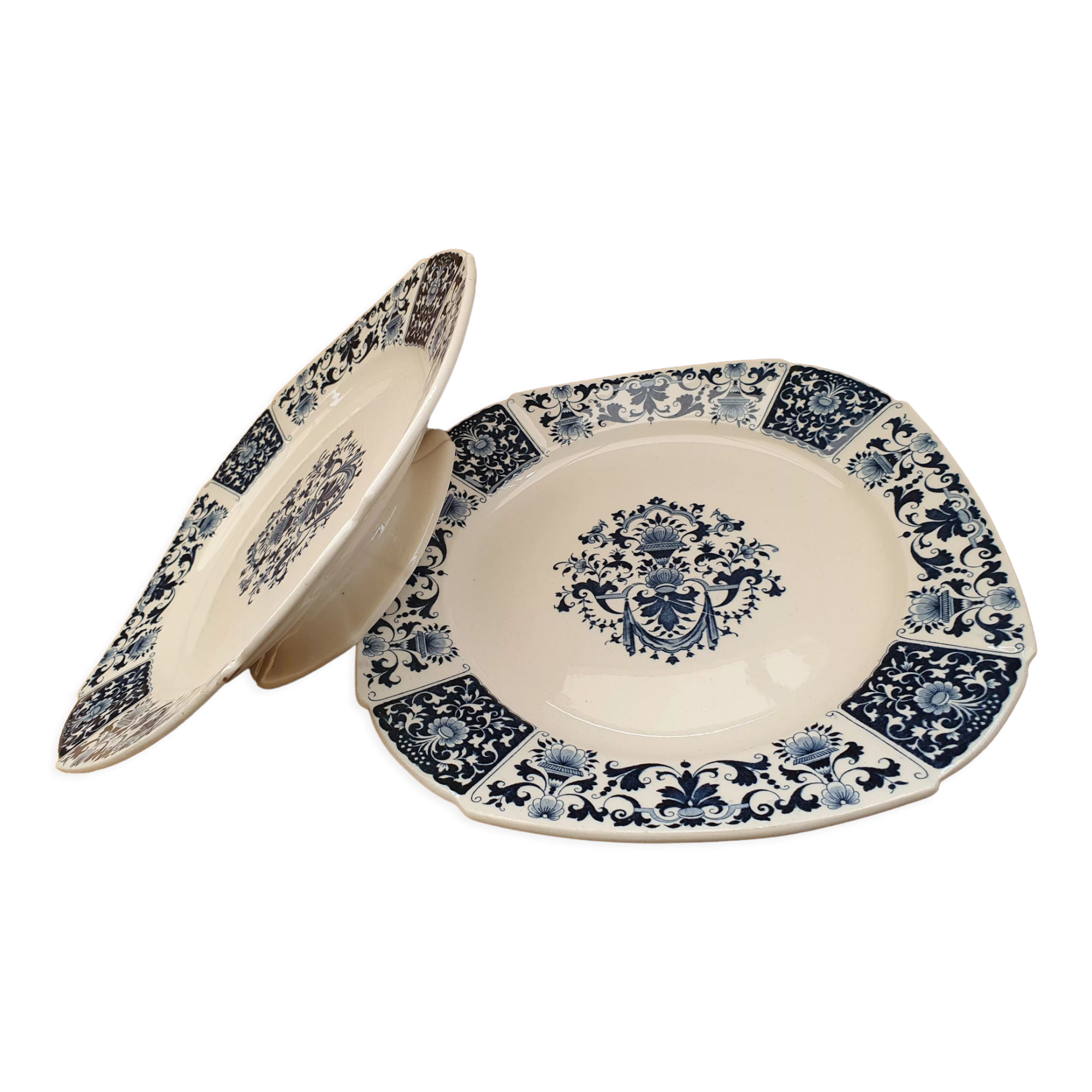 Pair of plates on presentation legs, terre de Fer Gien