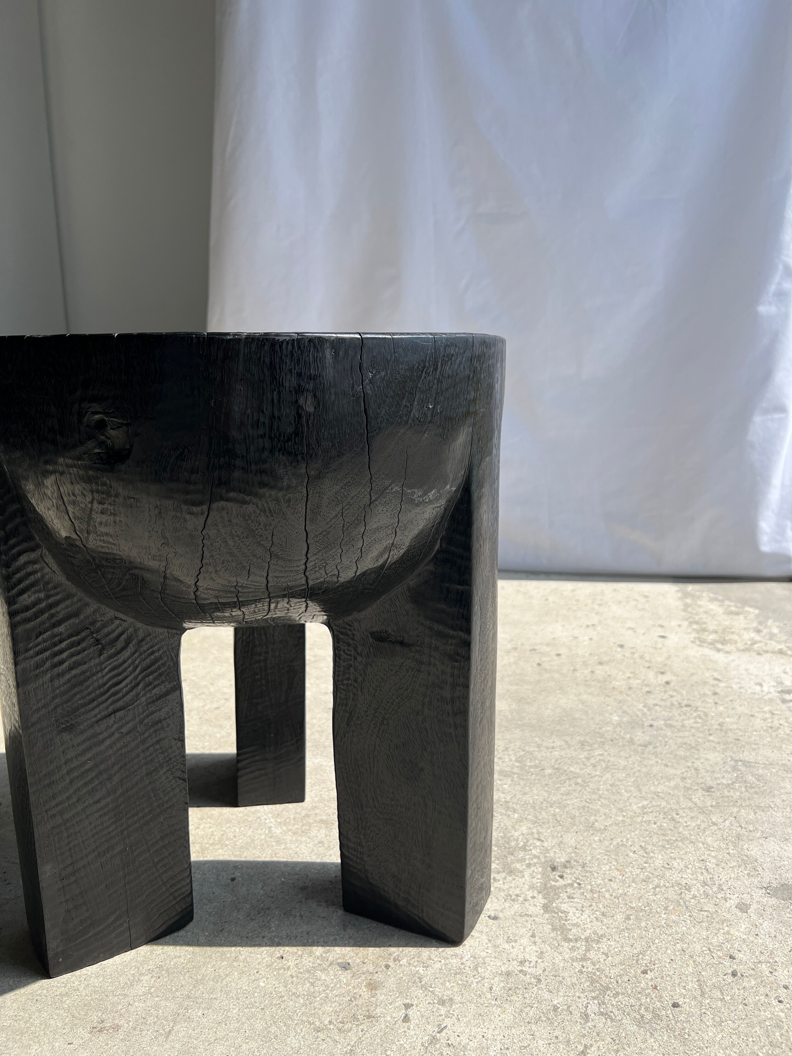 Black mango wood tripod side table with a semi-spherical top, height: 45 cm, diameter: 44 cm.