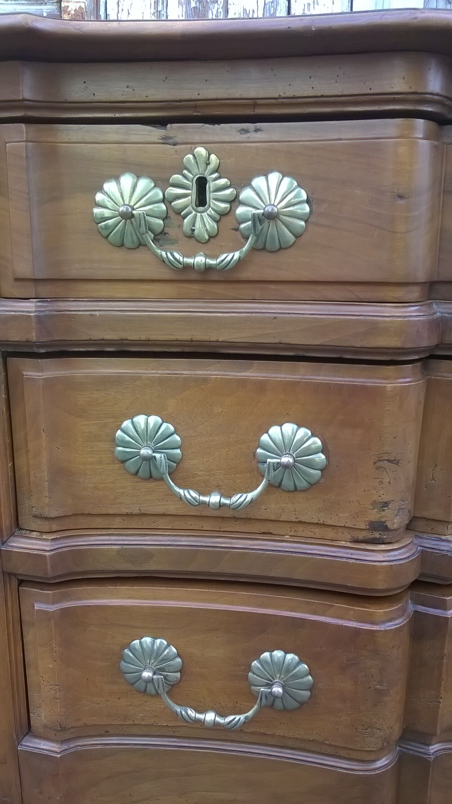Commode arbalète en noyer XVlle, Louis XV