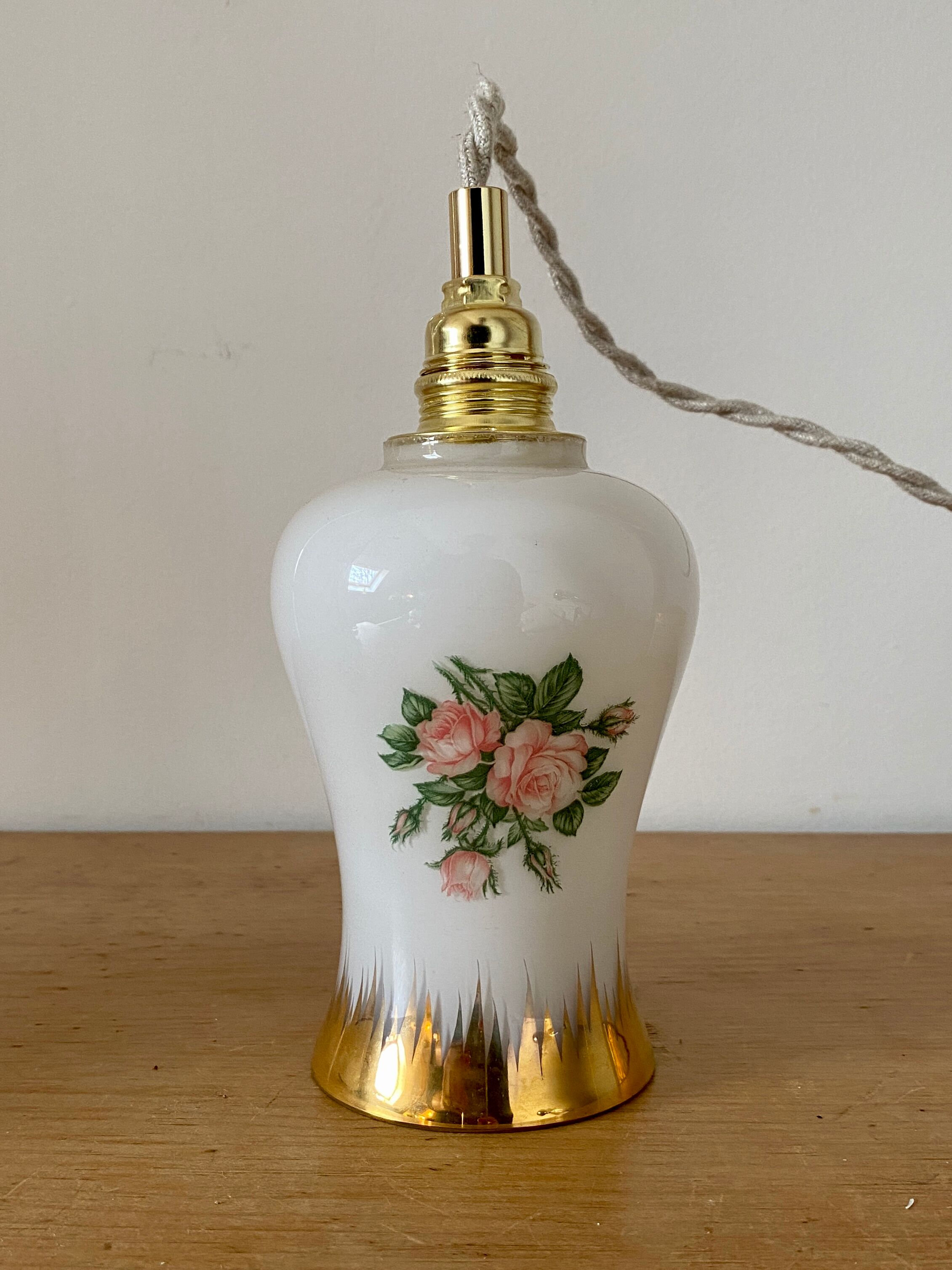 Vintage tulip ride in white opaline drawings of roses