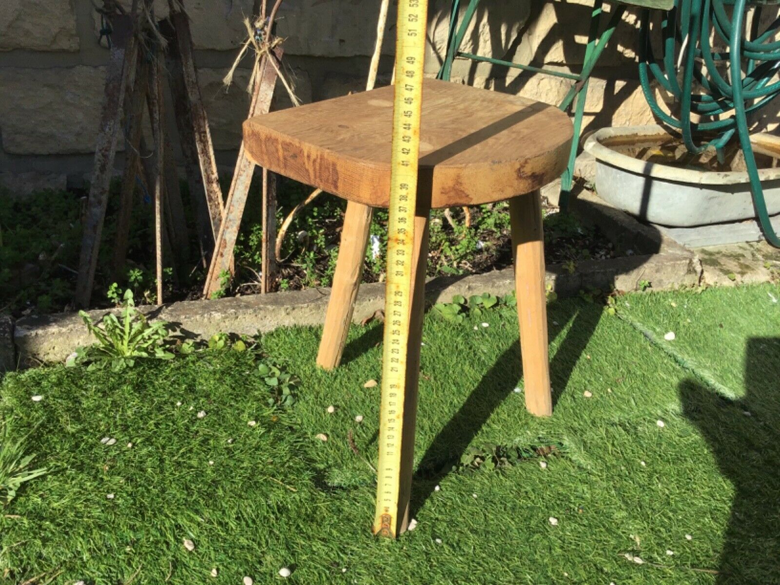 Tabouret bois sculpté tripode déco
