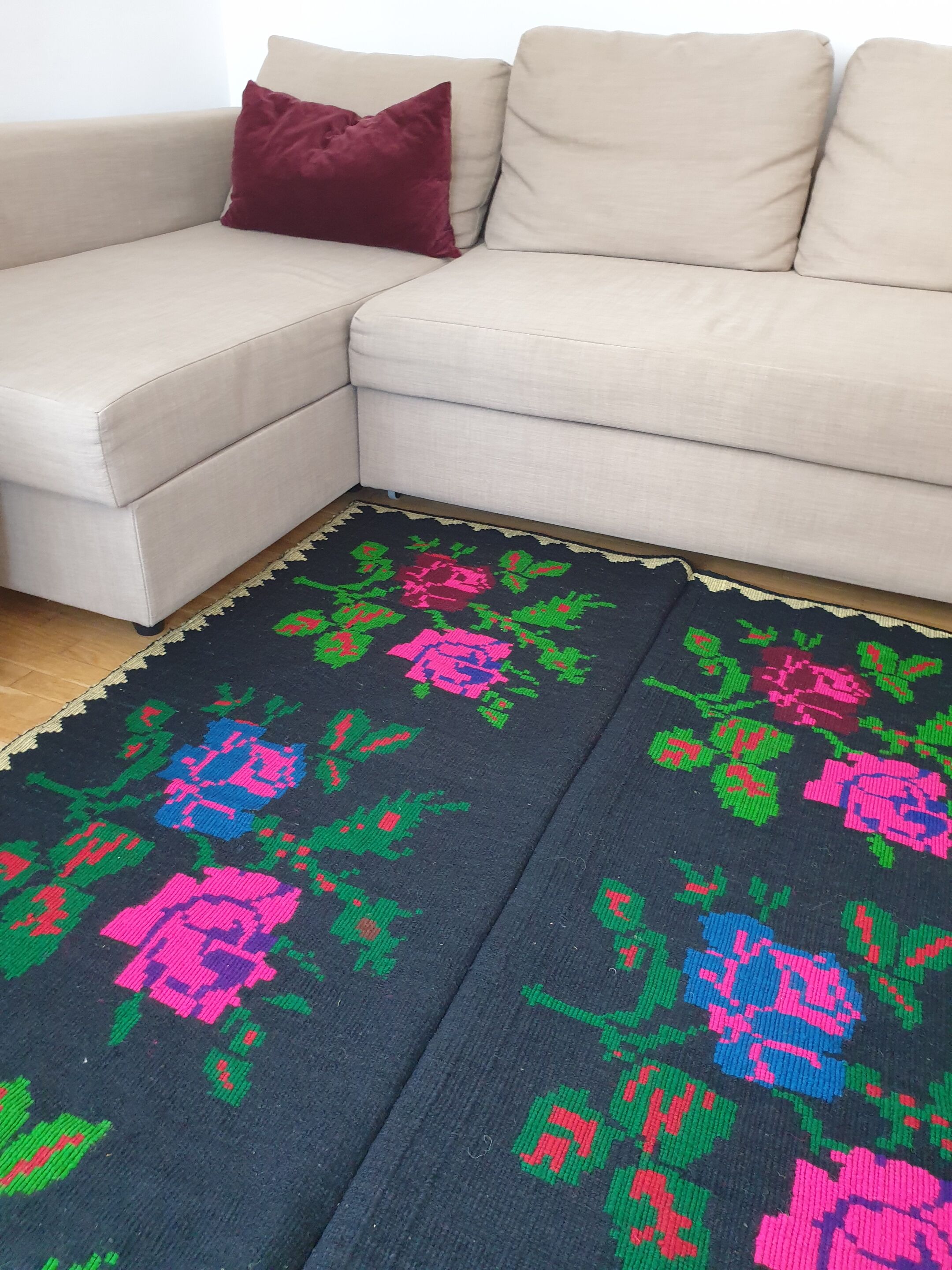 Tapis roumain tissé à la main, fond noir avec de grandes roses