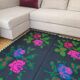 Tapis roumain tissé à la main, fond noir avec de grandes roses