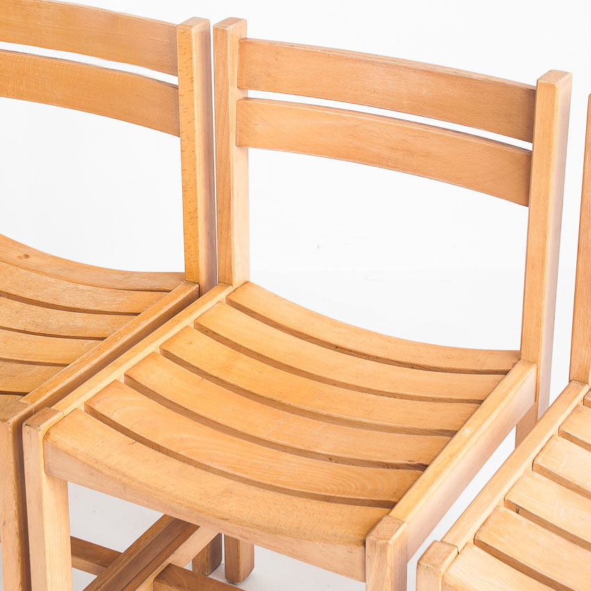 Suite de six chaises en hêtre massif dessinées par André Sornay - France, 1960