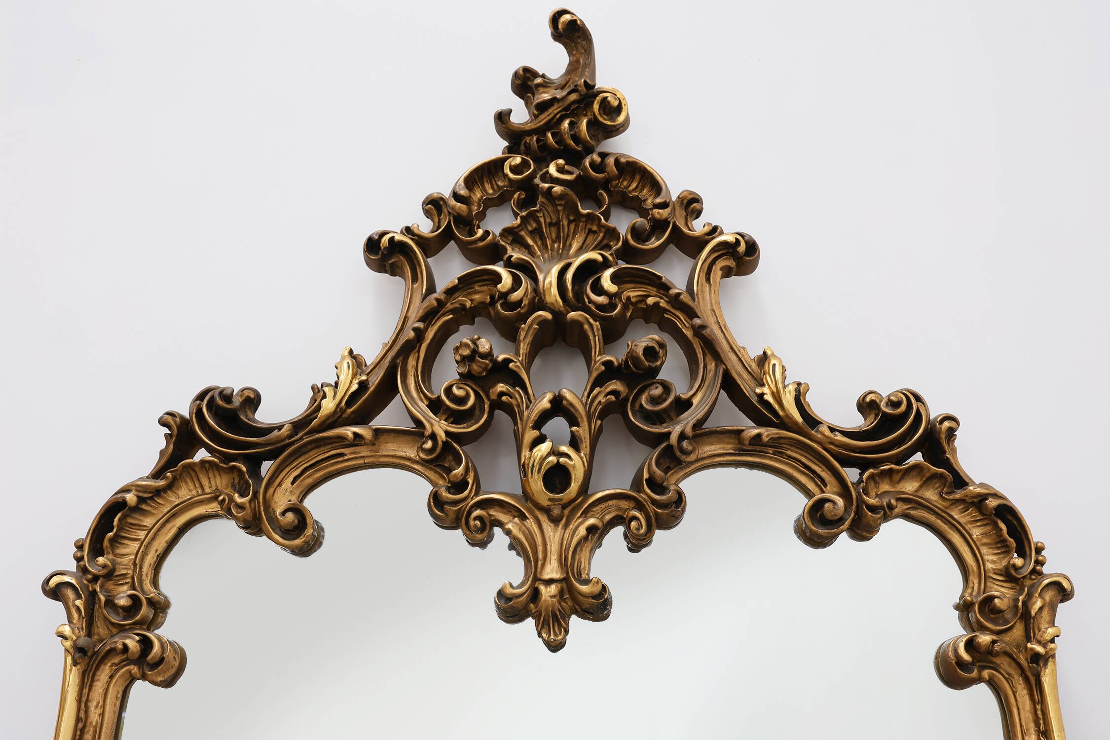 Grand miroir en bois doré de style rococo, Belgique, 20e siècle