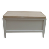 Coffre à jouets vintage réenchanté en beige, plateau bois.