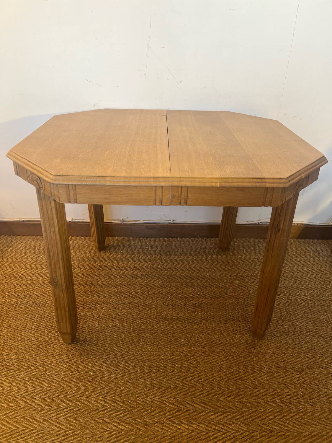 Extendable wooden art deco table for 4 to 8 people