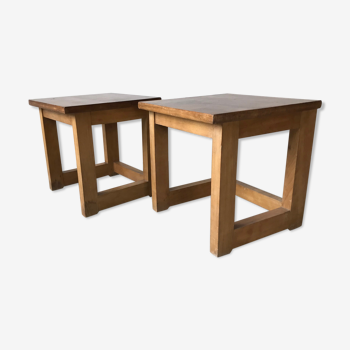 Paire de bouts de canapé ou tables d'appoint en bois massif.