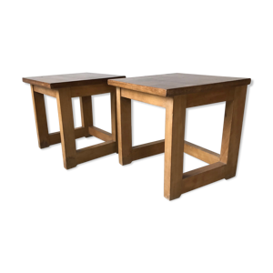 Paire de bouts de canapé ou tables d'appoint en bois massif.