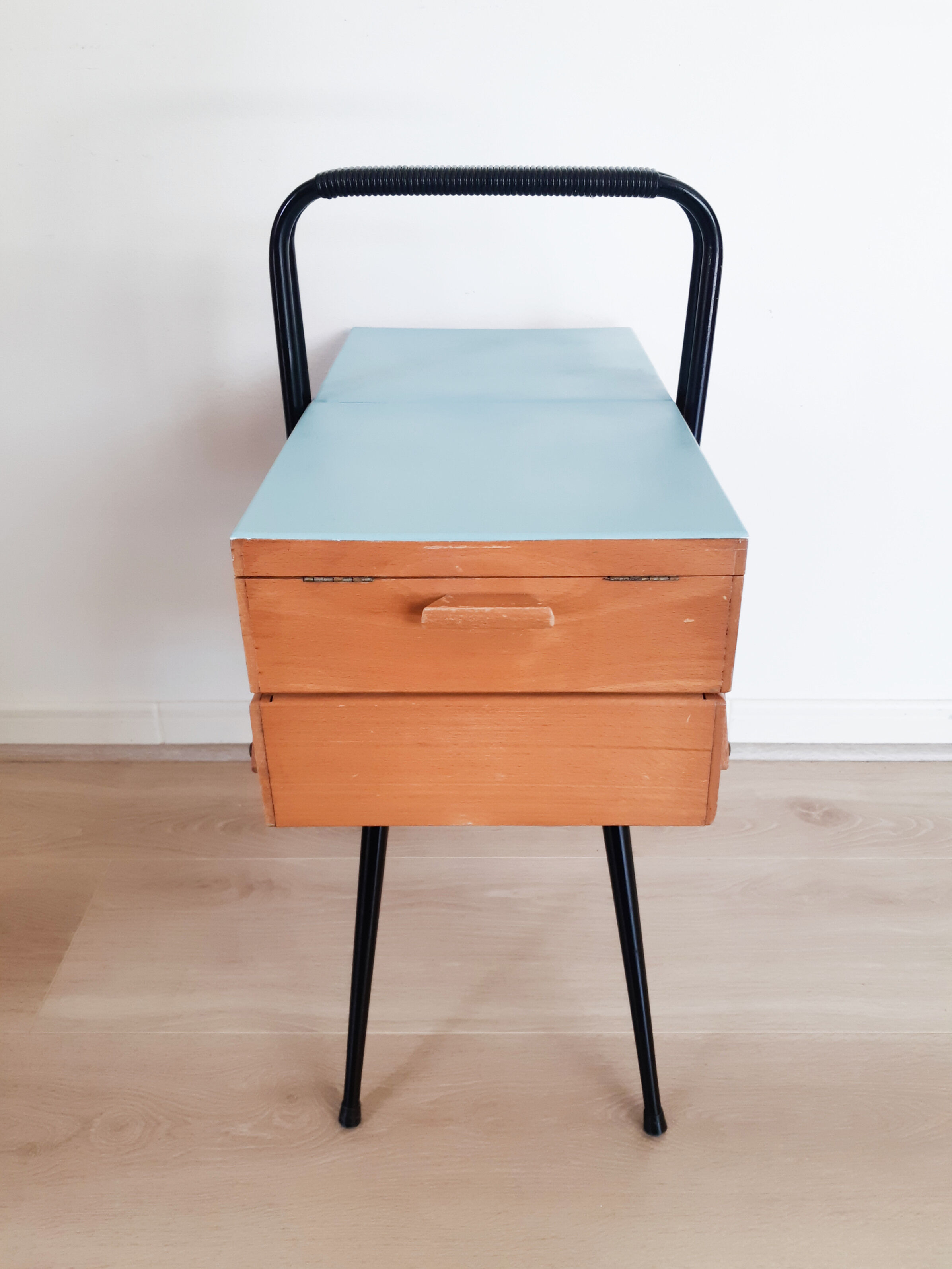Travailleuse en bois et métal