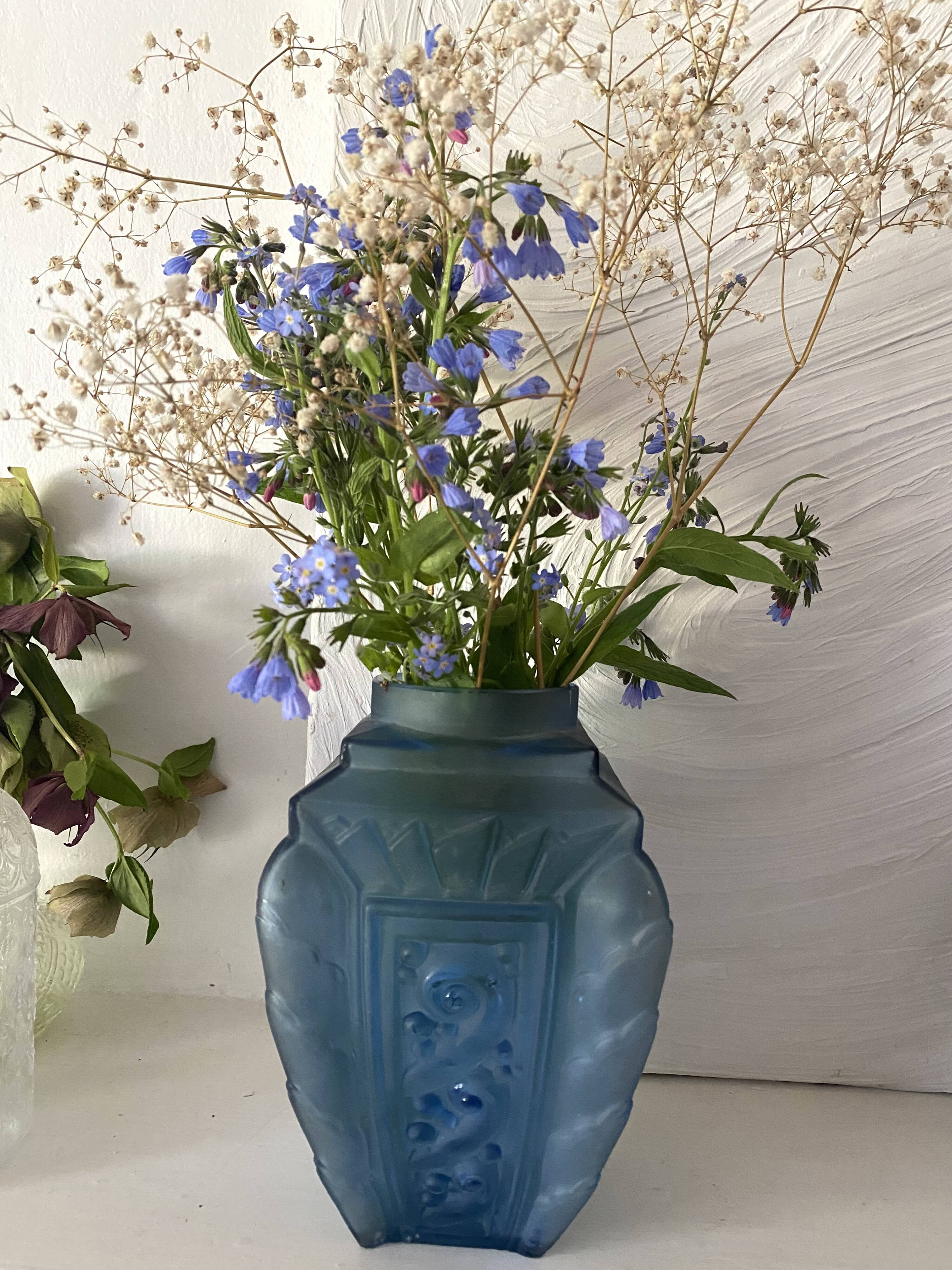 Art Deco vase in blue frosted glass 19 cm