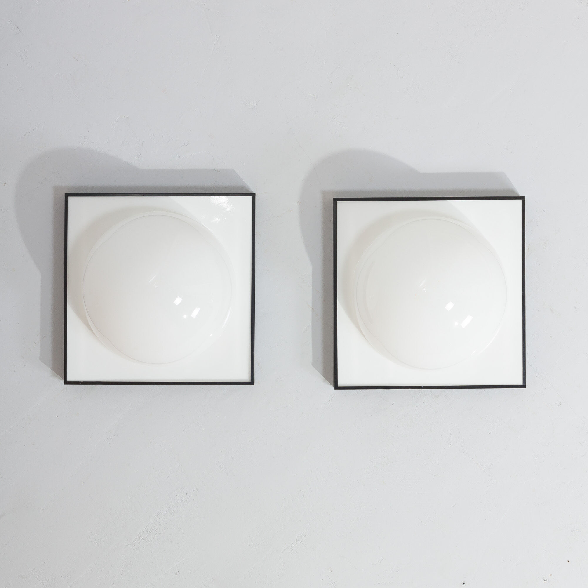 Paire d’appliques murales en acrylique italiennes extra large Space Age