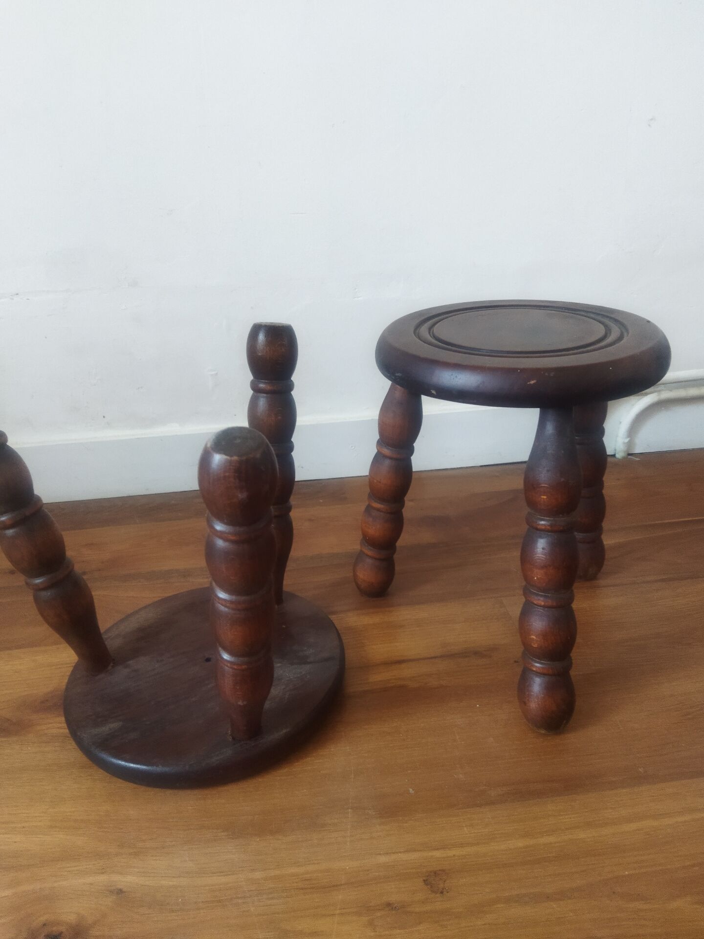 2 round tripod stools