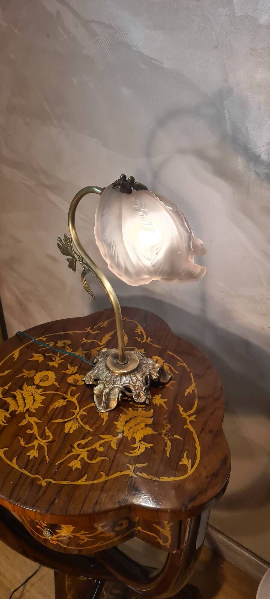Art Nouveau bronze petal lamp with molded glass 28x34