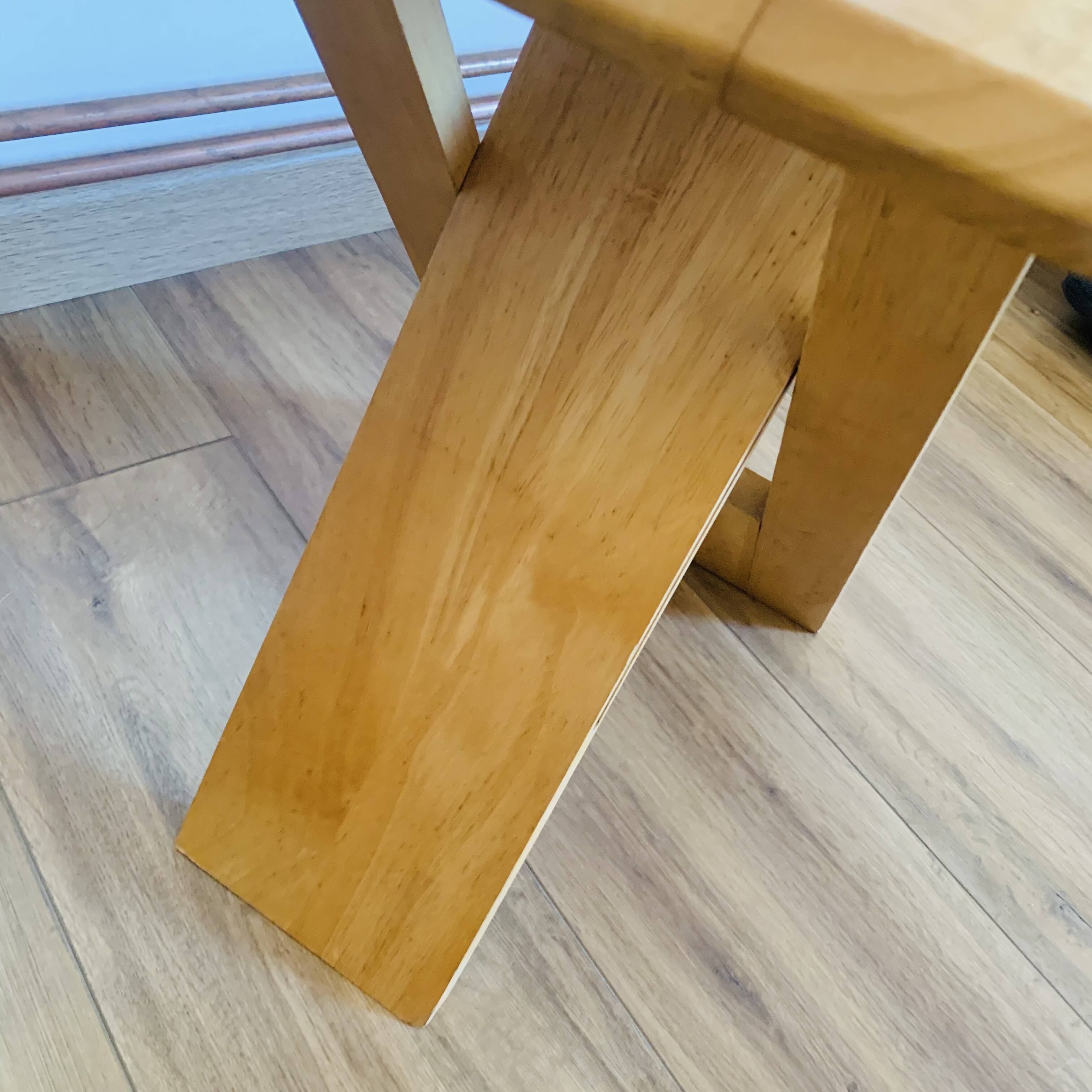 Tabouret pliant en pin massif par Adrian Reed