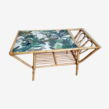 Table basse vintage en bambou/rotin style jungle avec porte-revues intégré