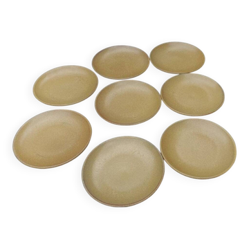 8 assiettes en grès