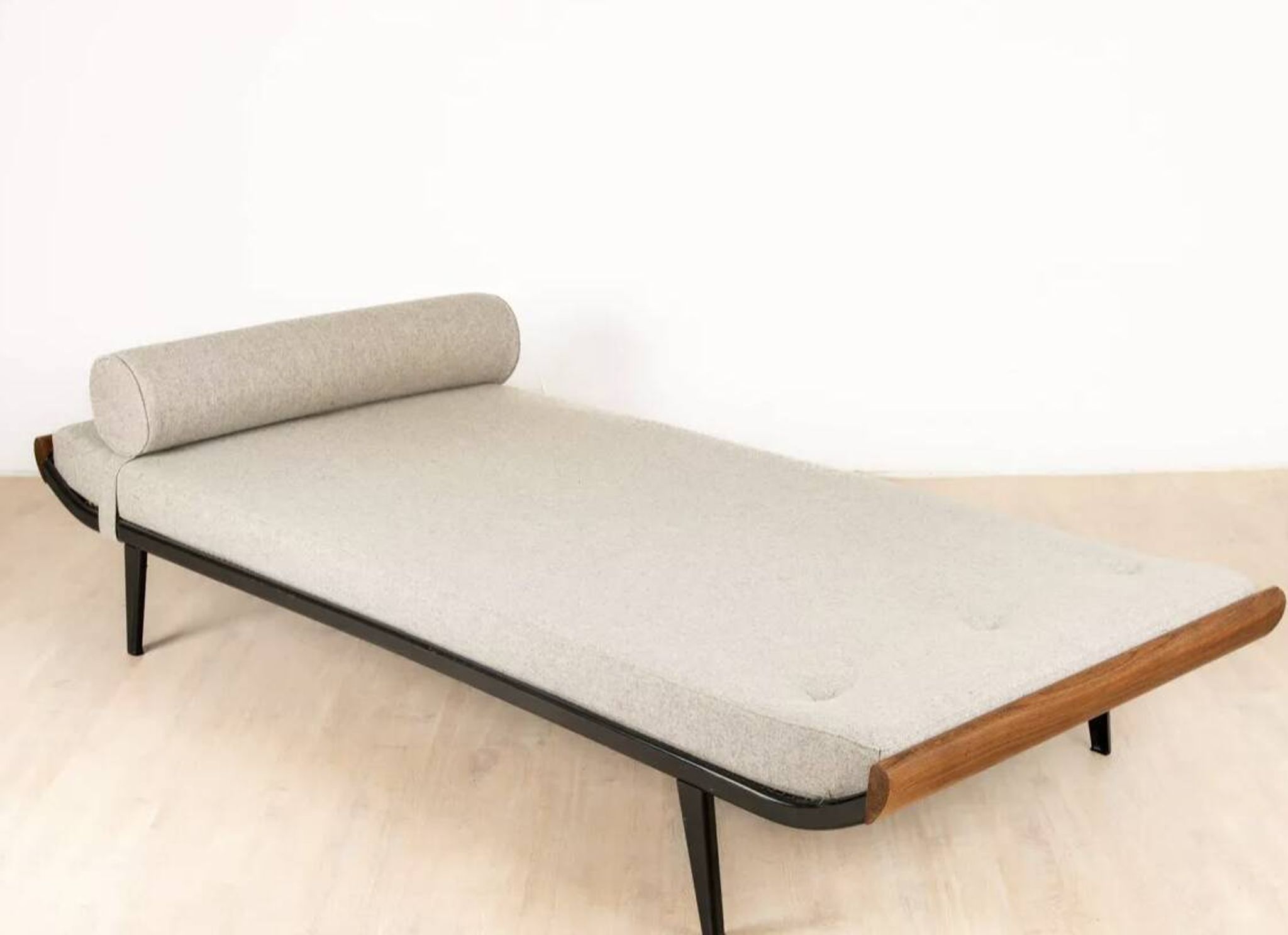 Cleapatra daybed by Cordemeijer for Auping. 1953. New upholstery.