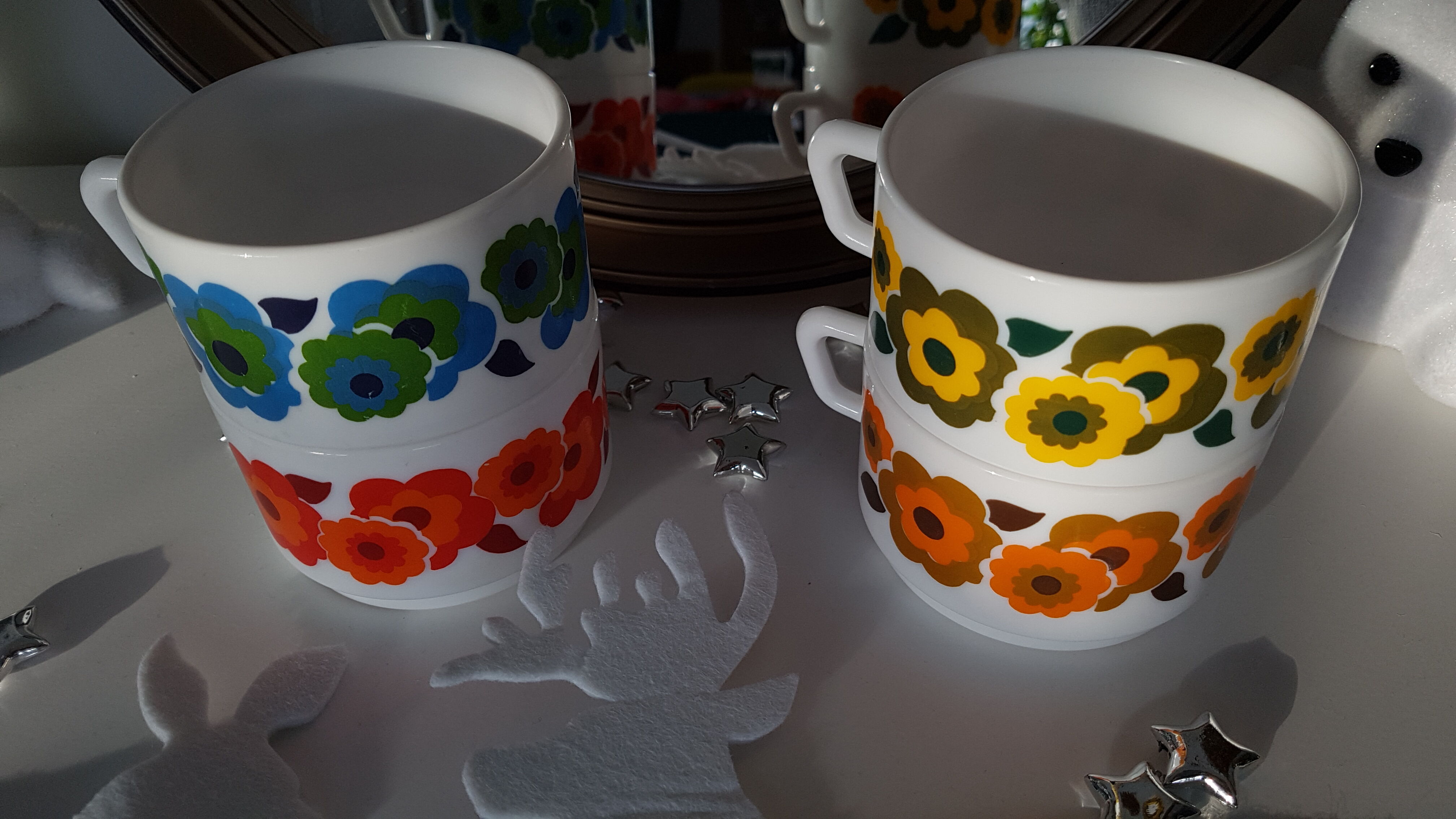 4 large Lotus Arcopal chocolate cups