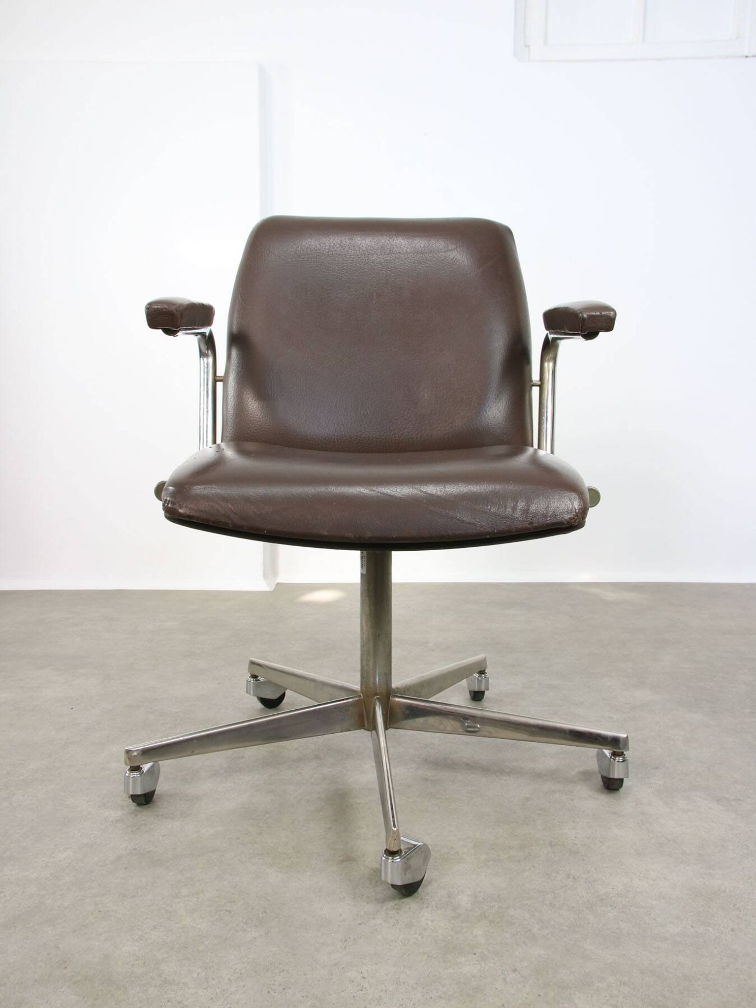 Chaise pivotante en cuir marron italien du milieu du siècle