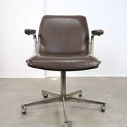 Chaise pivotante en cuir marron italien du milieu du siècle