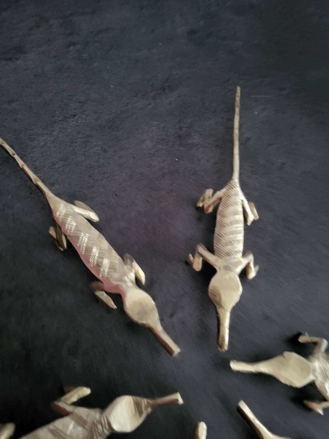 6 vintage knife rests, brass crocodiles, in excellent condition.