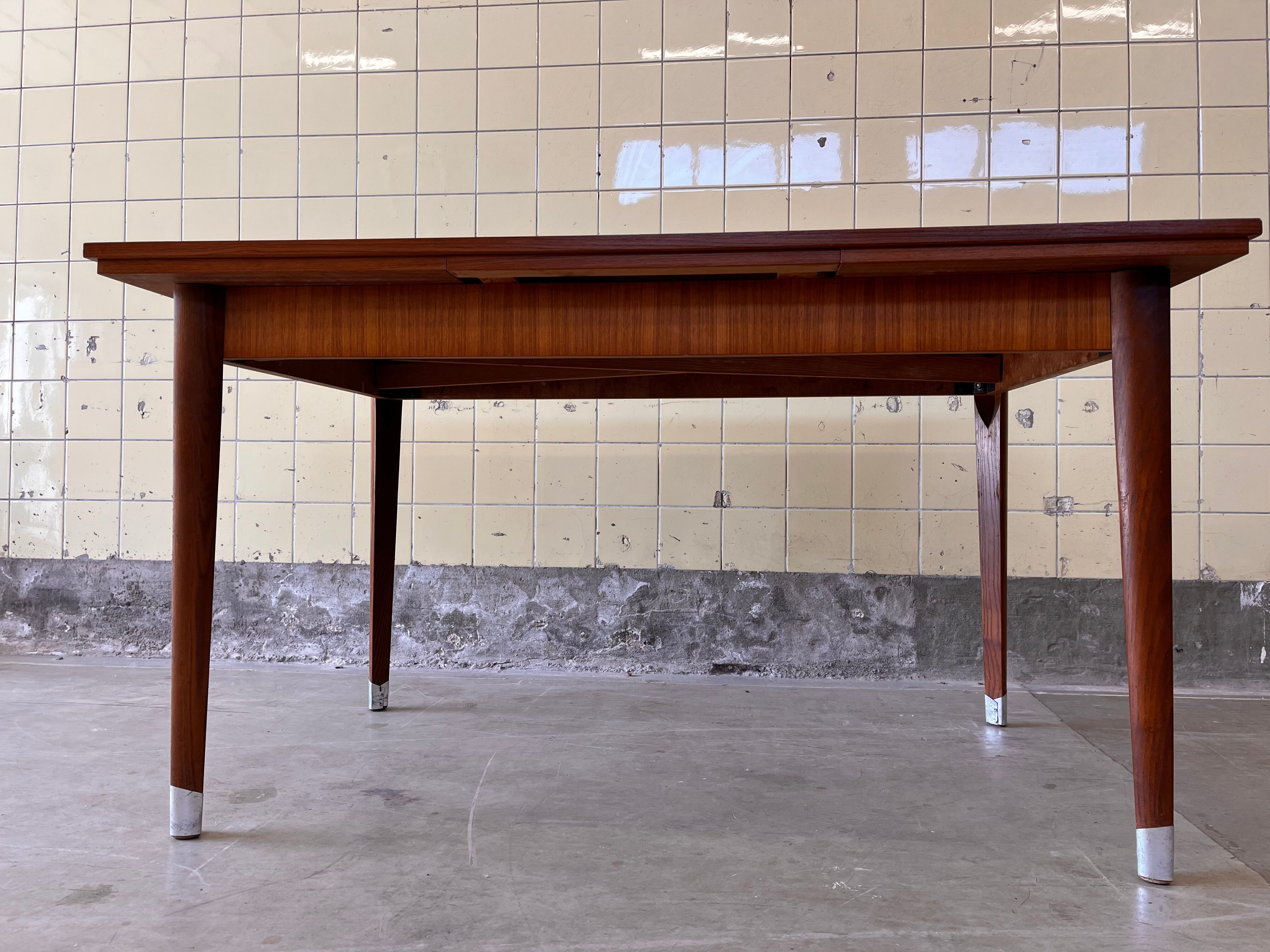 Extendable dining table in teak