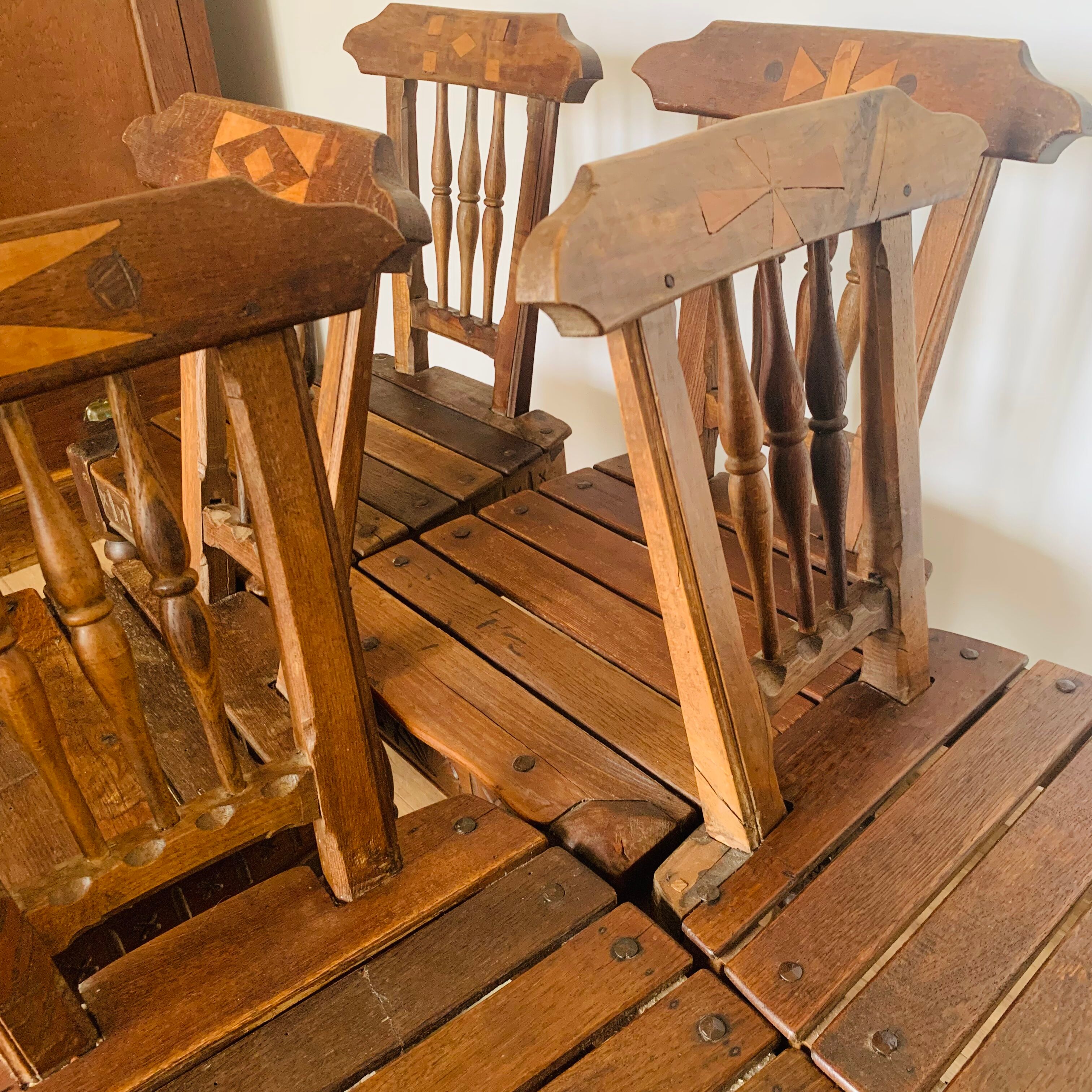 Ensemble de 5 chaises en bois, travail artisanal