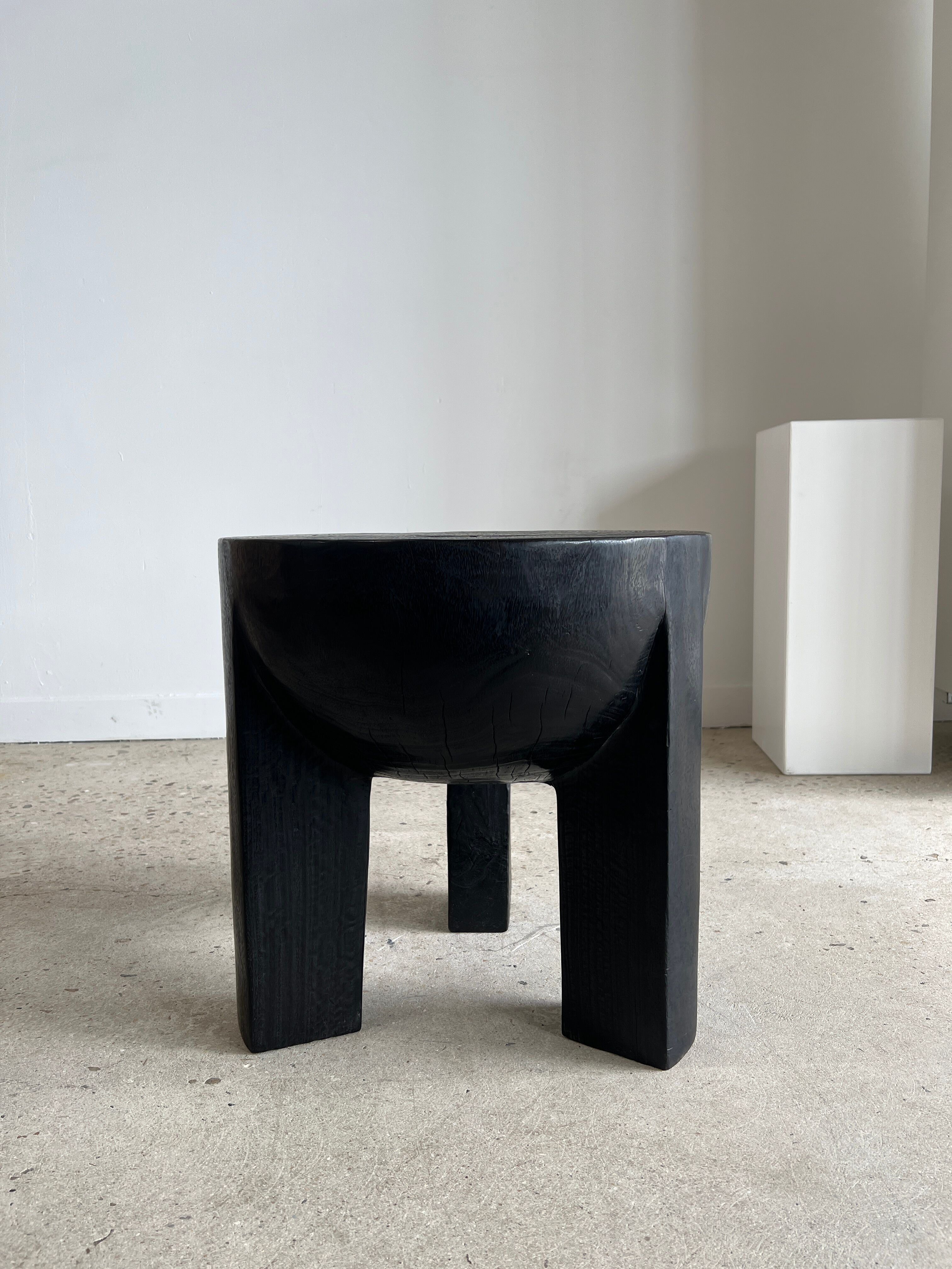 Black mango wood tripod side table with a semi-spherical top, height: 45 cm, diameter: 44 cm.