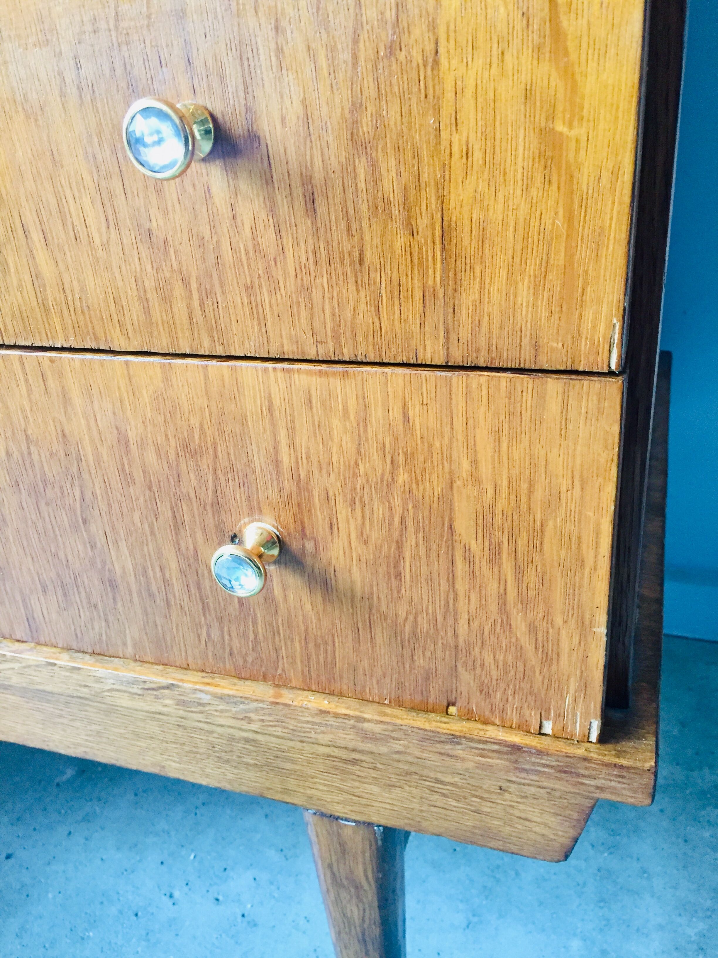 Commode pieds fuseaux