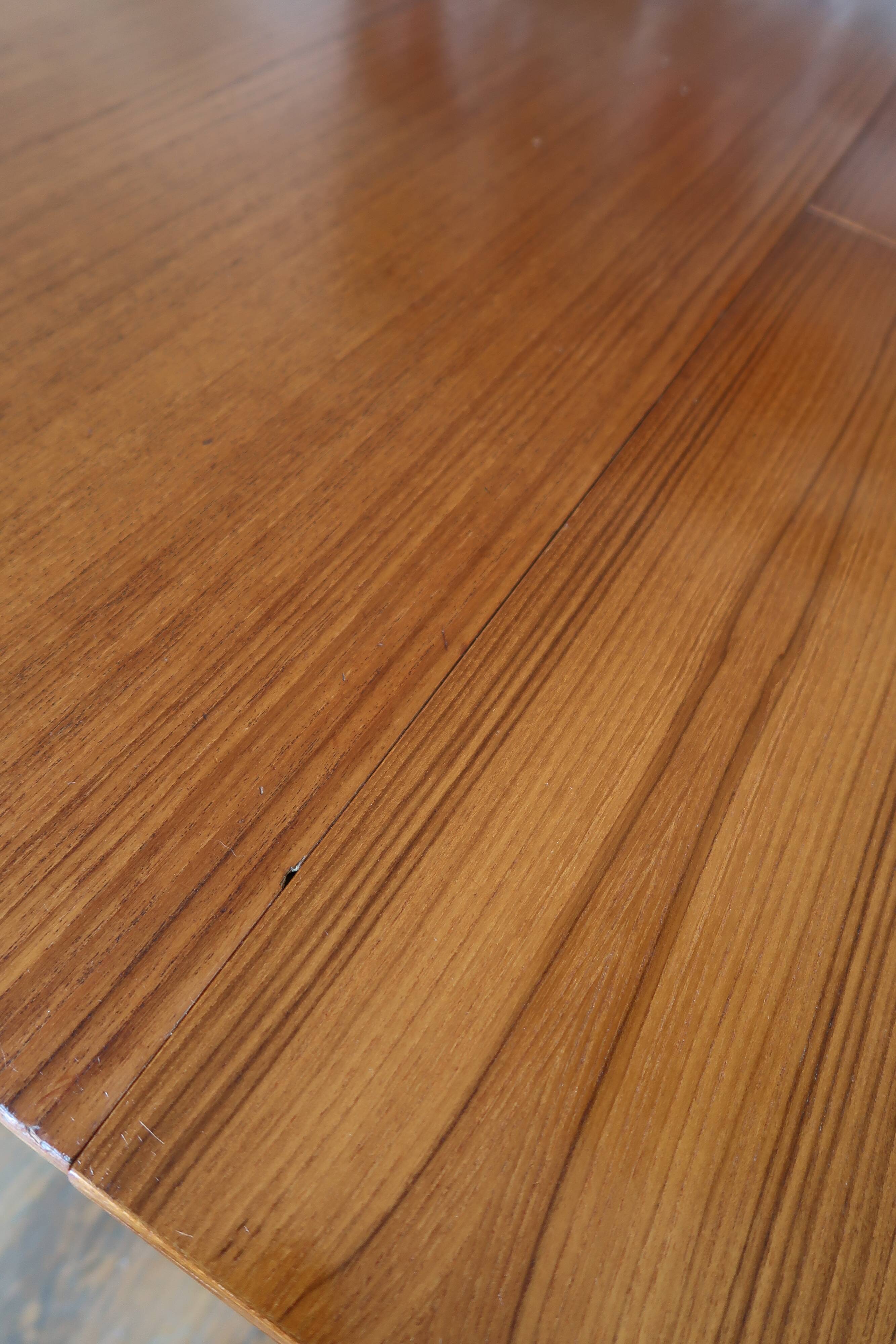 Expandable Scandinavian roundtable