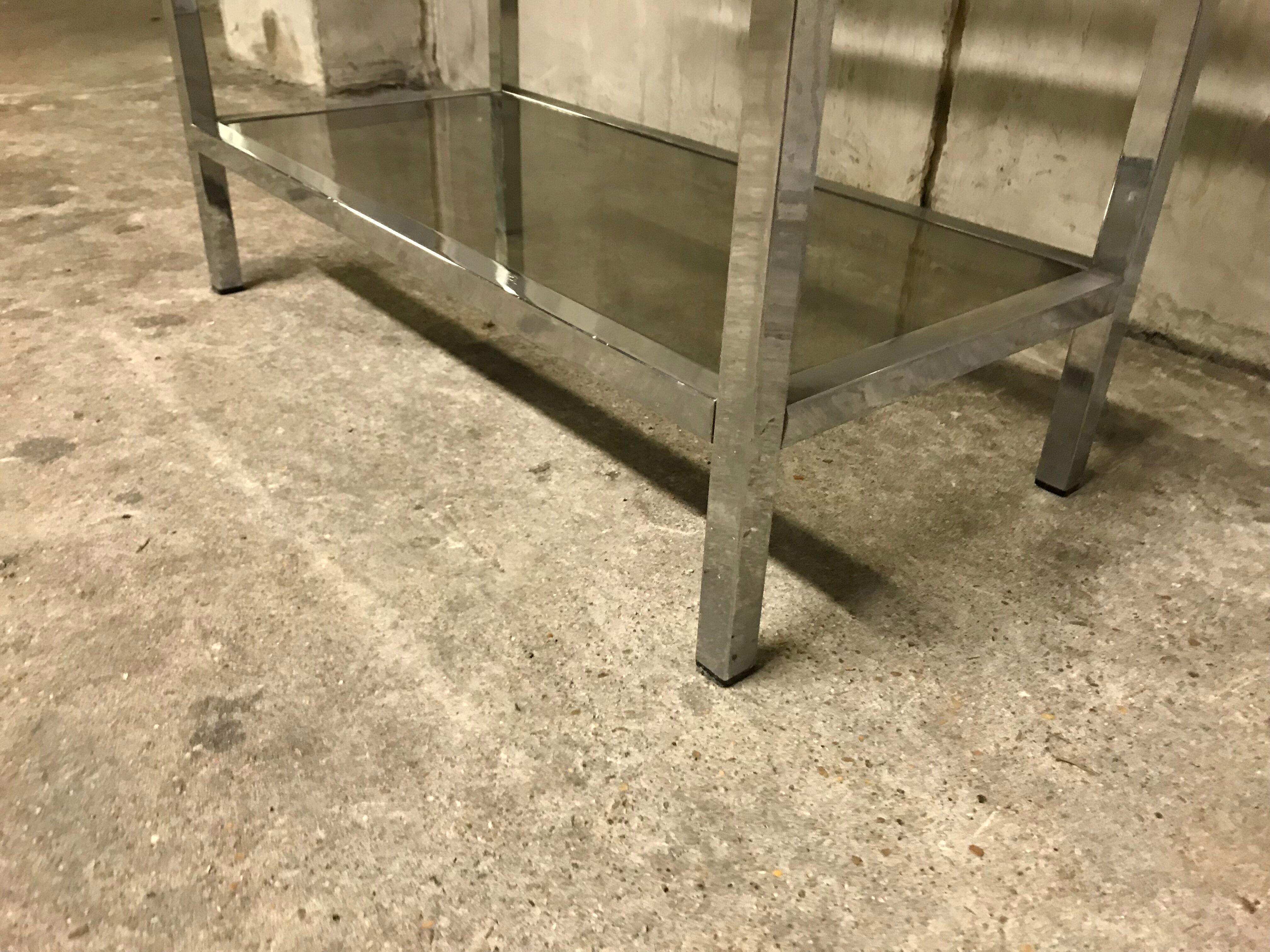 Design in metal chrome and smoked glass shelf