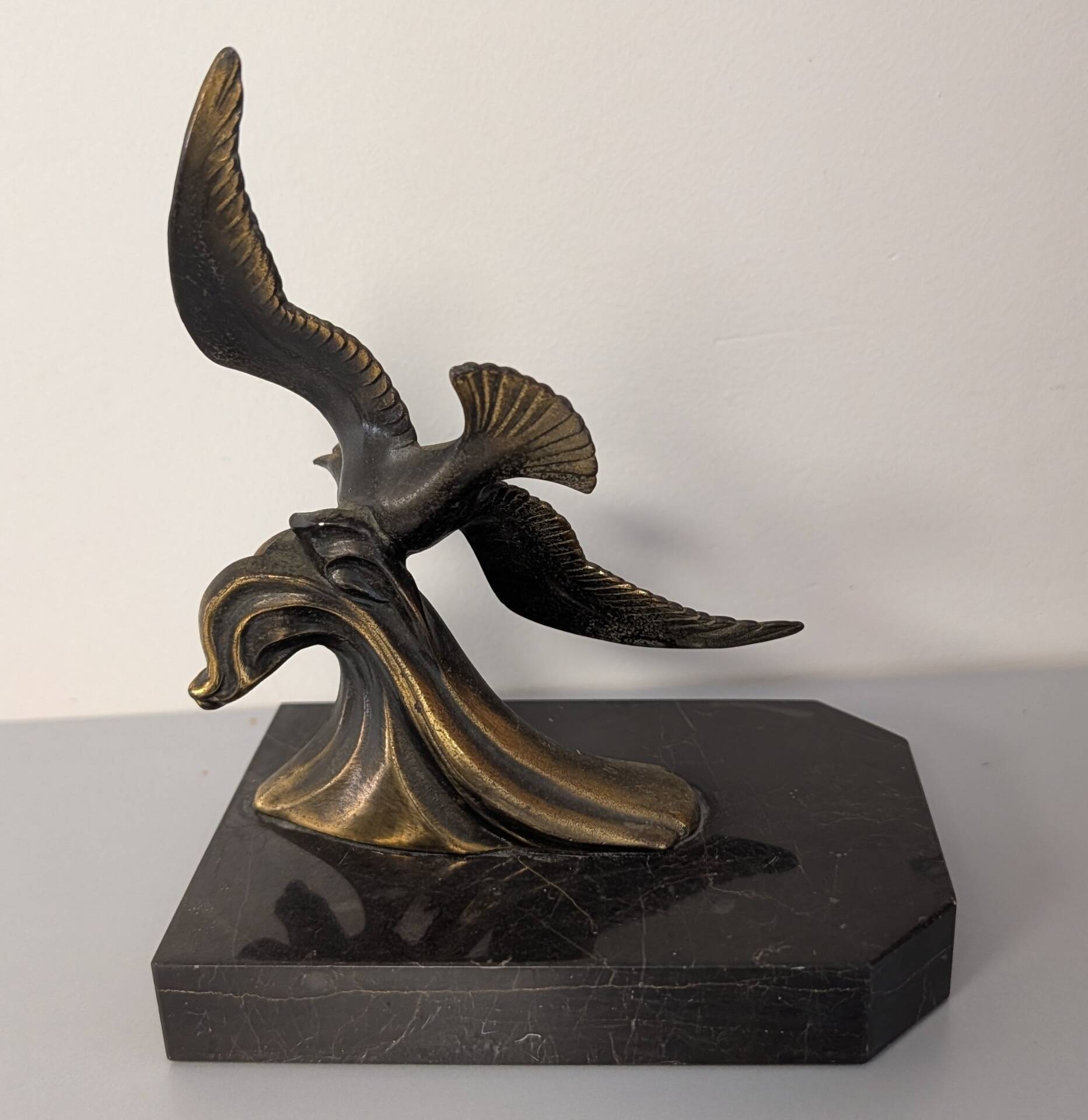 Art Deco bookends with a seagull on black marble – circa 1930-1950