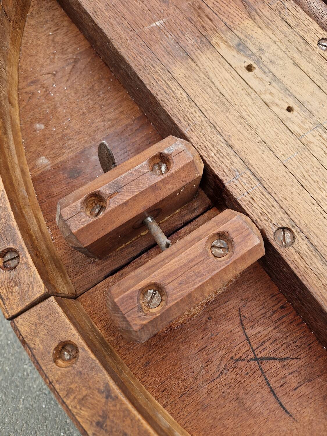 Henri II round table with lion's paw in solid oak