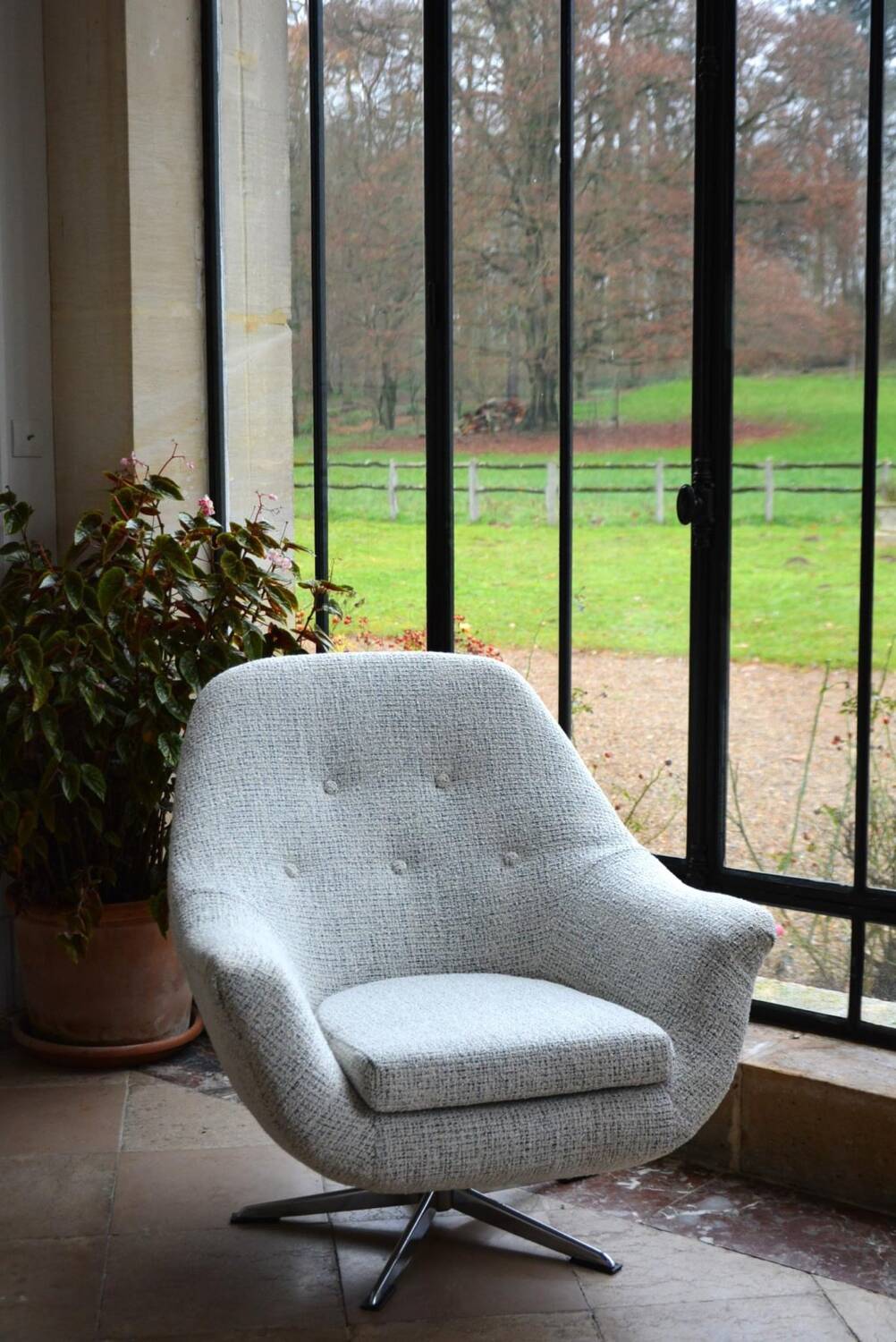 Swivel shell armchair