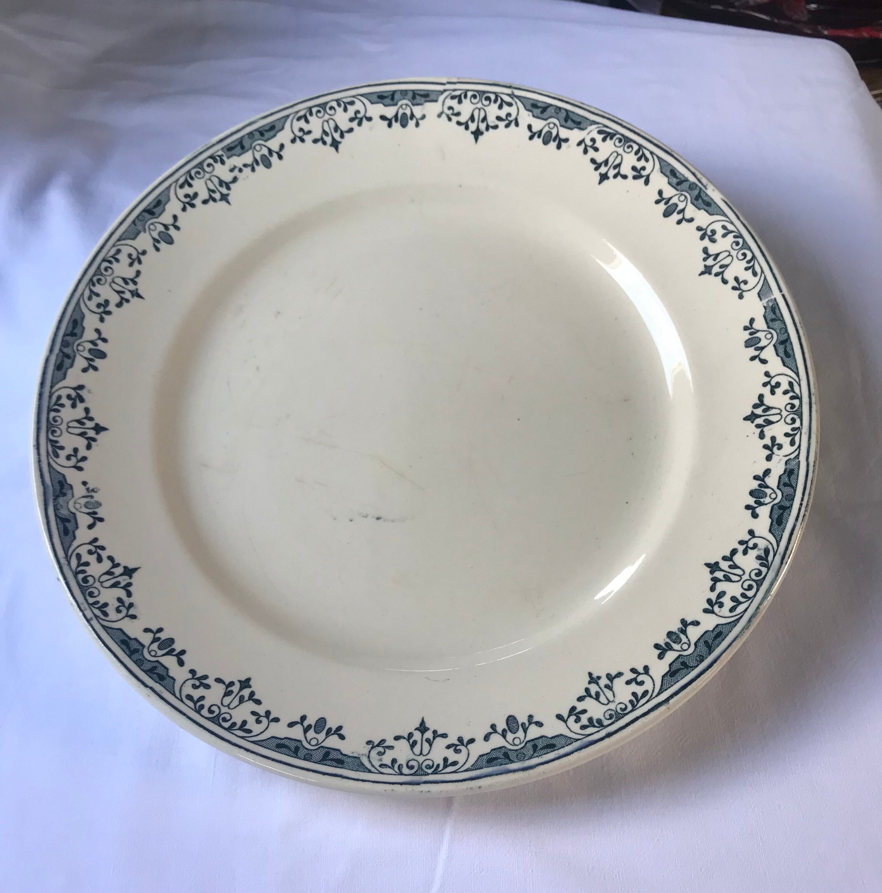 Round serving dish from the Longchamp earthenware factory, Doria model. Iron Land