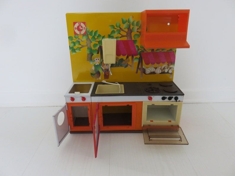 Kitchen doll, child in tole 70s