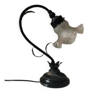 Lampe tulipe en métal noir patiné et abat-jour en verre opaque